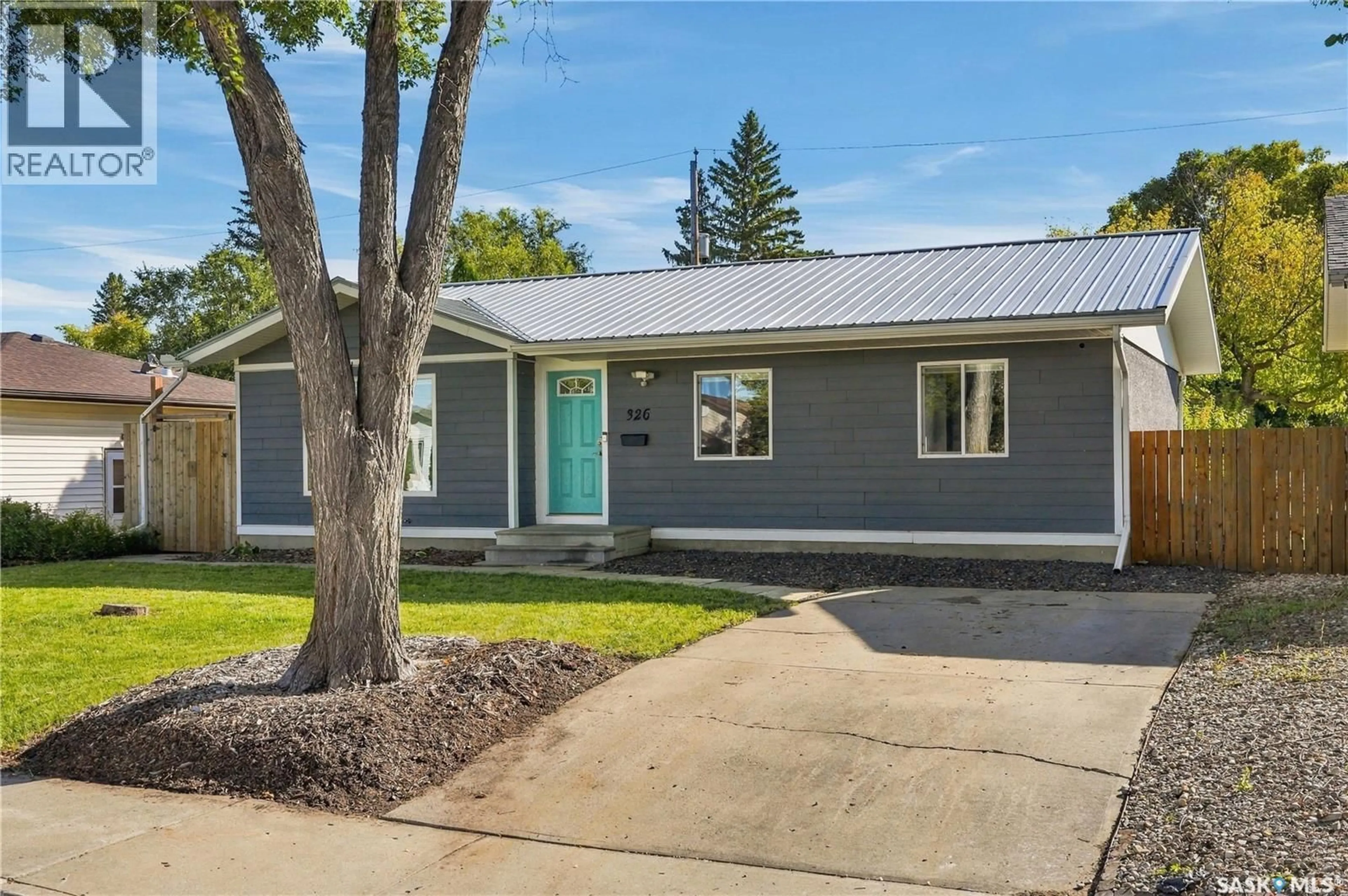 Home with vinyl exterior material, street for 326 VANCOUVER AVENUE, Saskatoon Saskatchewan S7L3P6