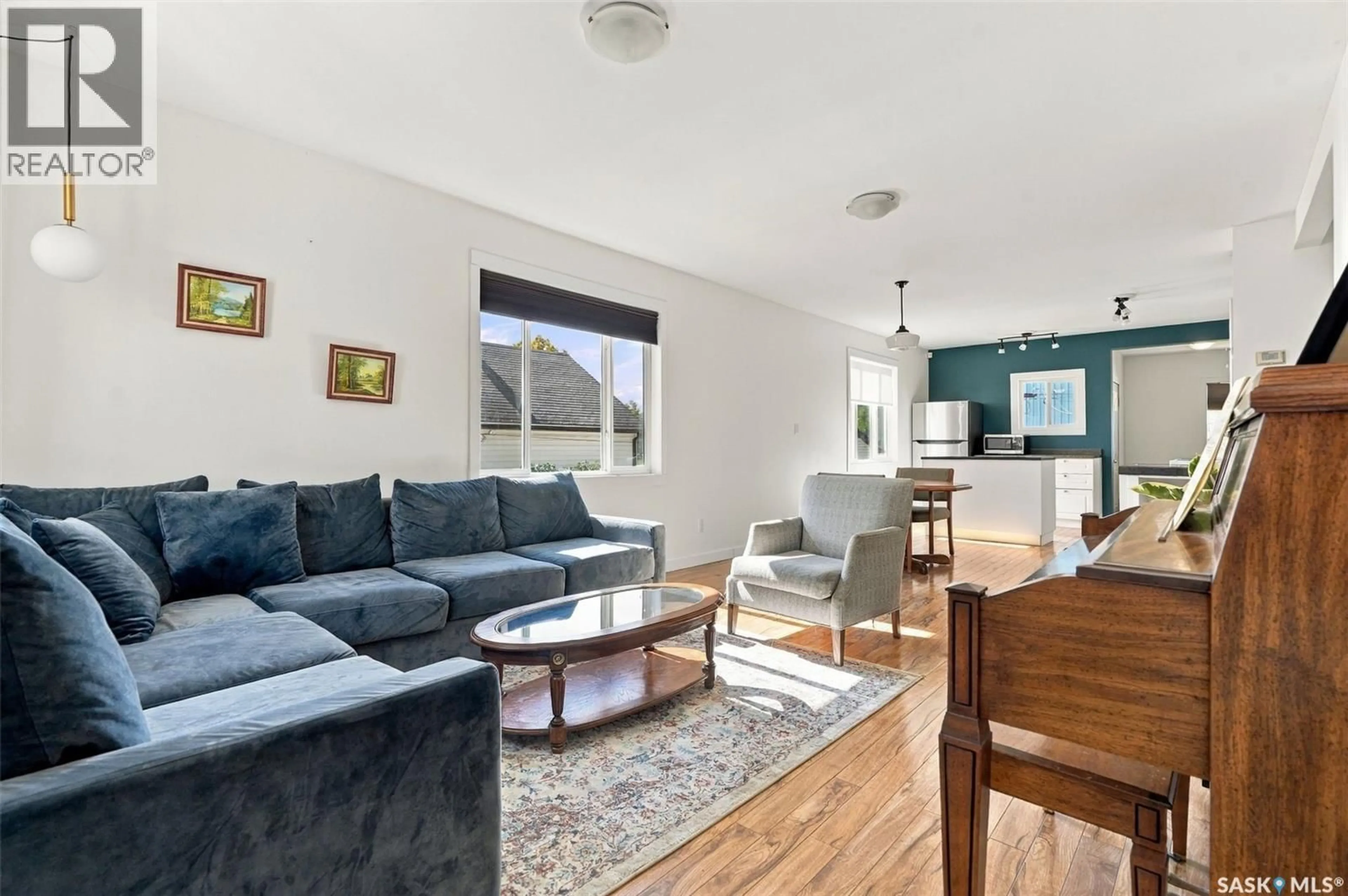 Living room with furniture, wood/laminate floor for 333 J AVENUE, Saskatoon Saskatchewan S7M2A4