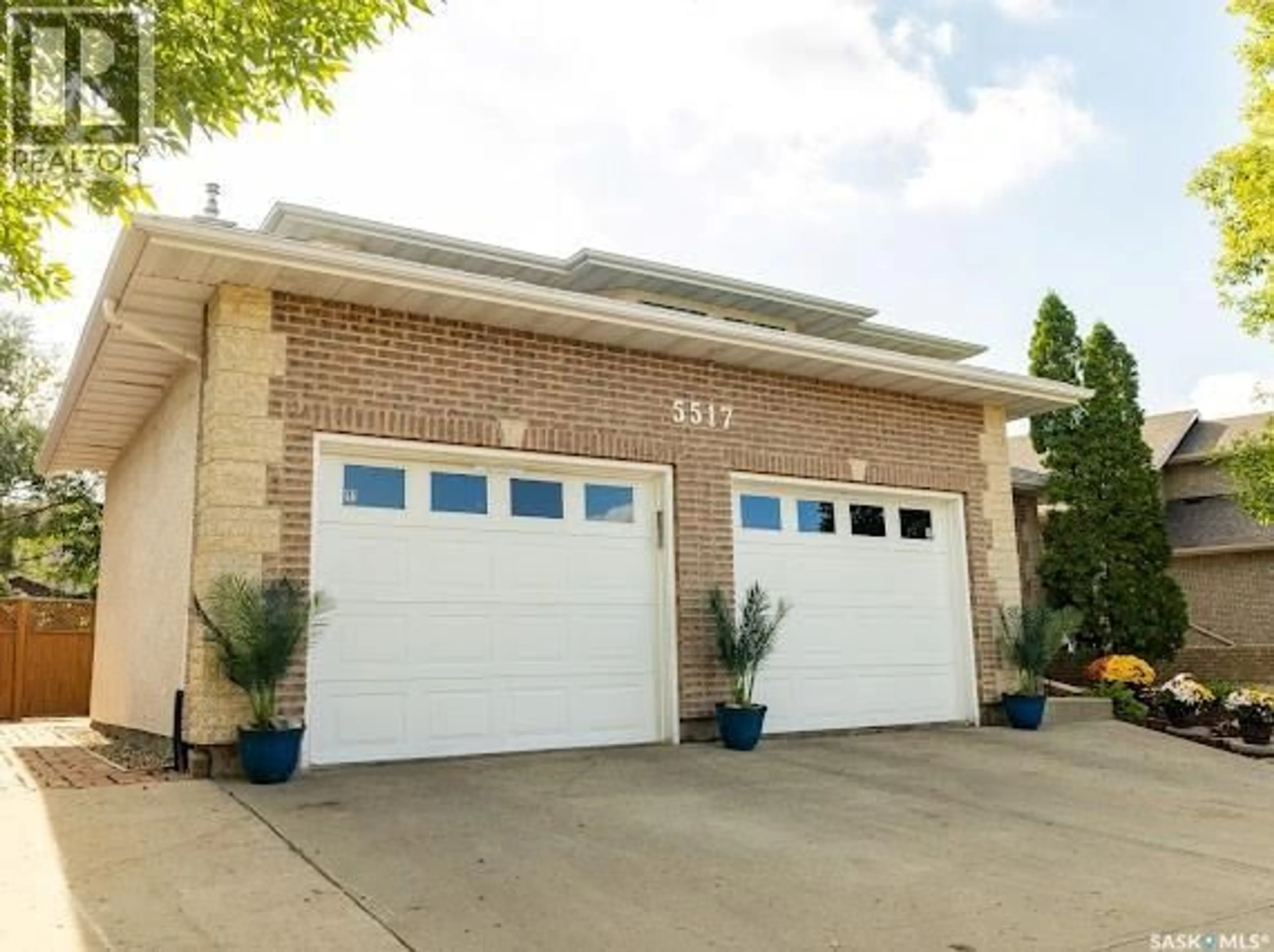 Indoor garage for 5517 LEIBEL CRESCENT, Regina Saskatchewan S4X4G9