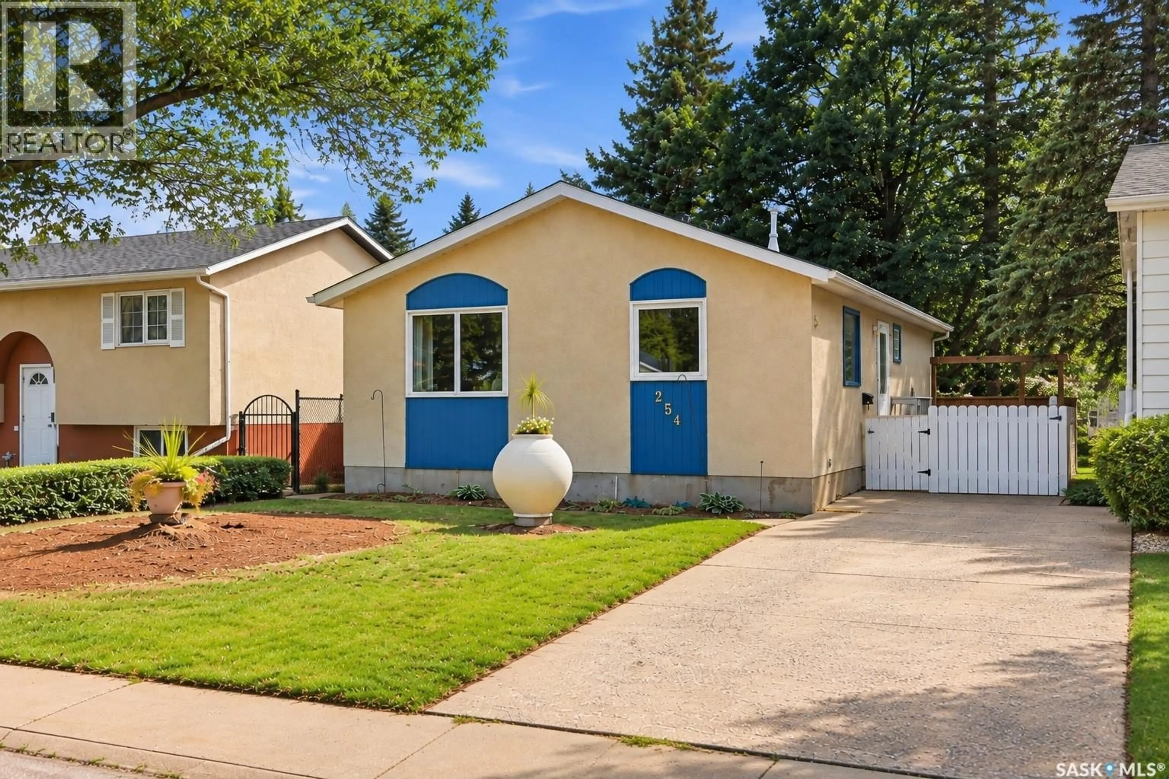 Home with vinyl exterior material, street for 254 MCMASTER CRESCENT, Saskatoon Saskatchewan S7H4E3