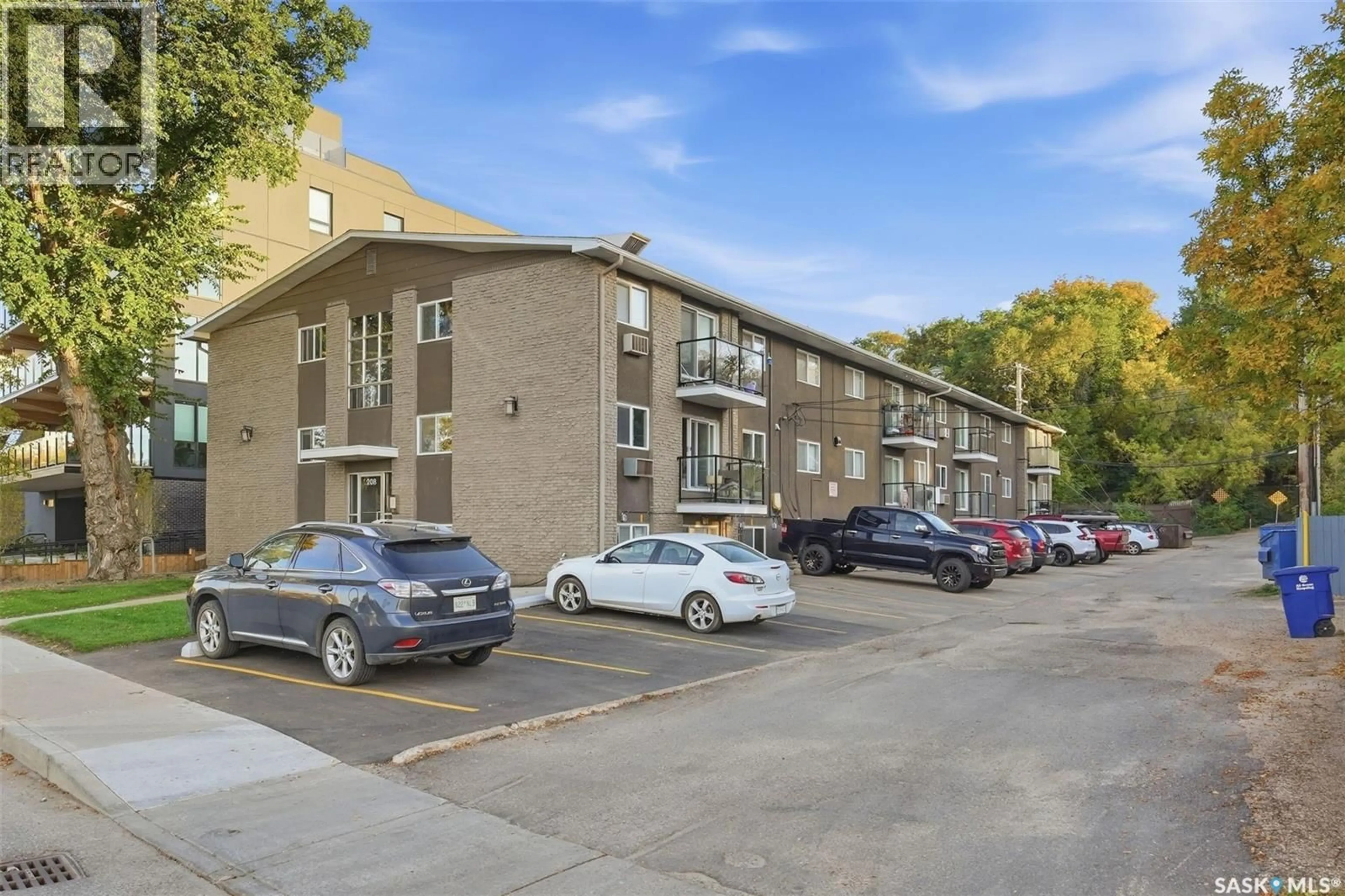 Patio, street for 208 - 204 SASKATCHEWAN CRESCENT, Saskatoon Saskatchewan S7N0K6