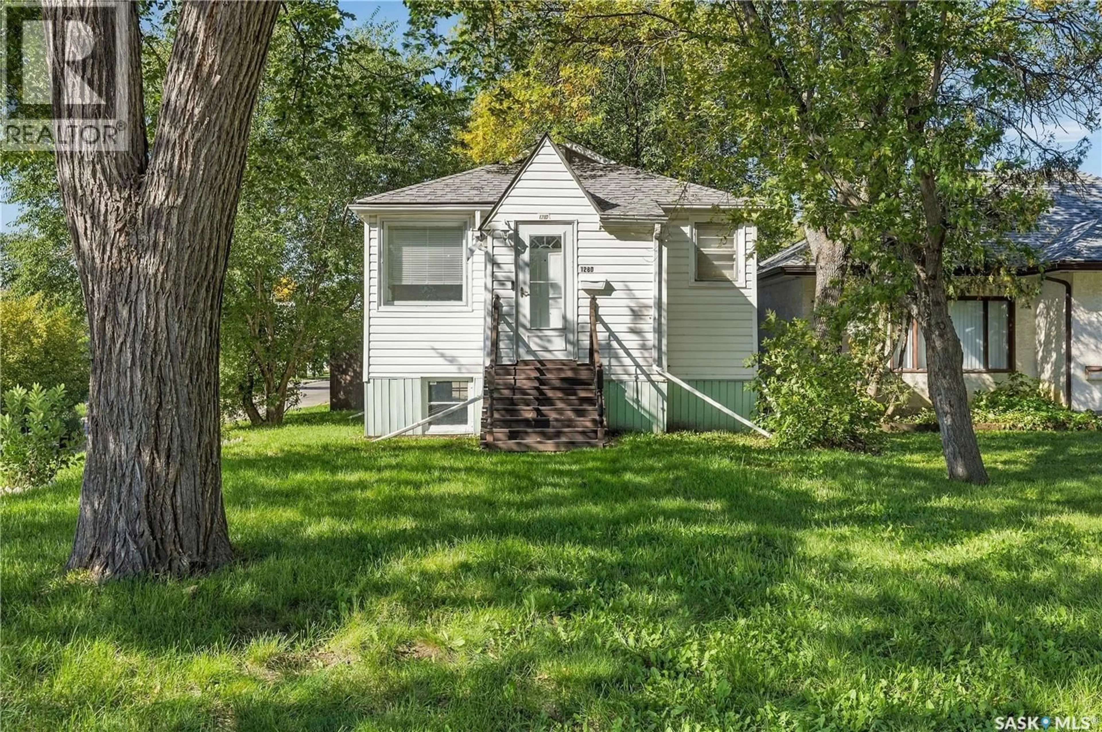 Home with vinyl exterior material, street for 1280 KING STREET, Regina Saskatchewan S4T4E9