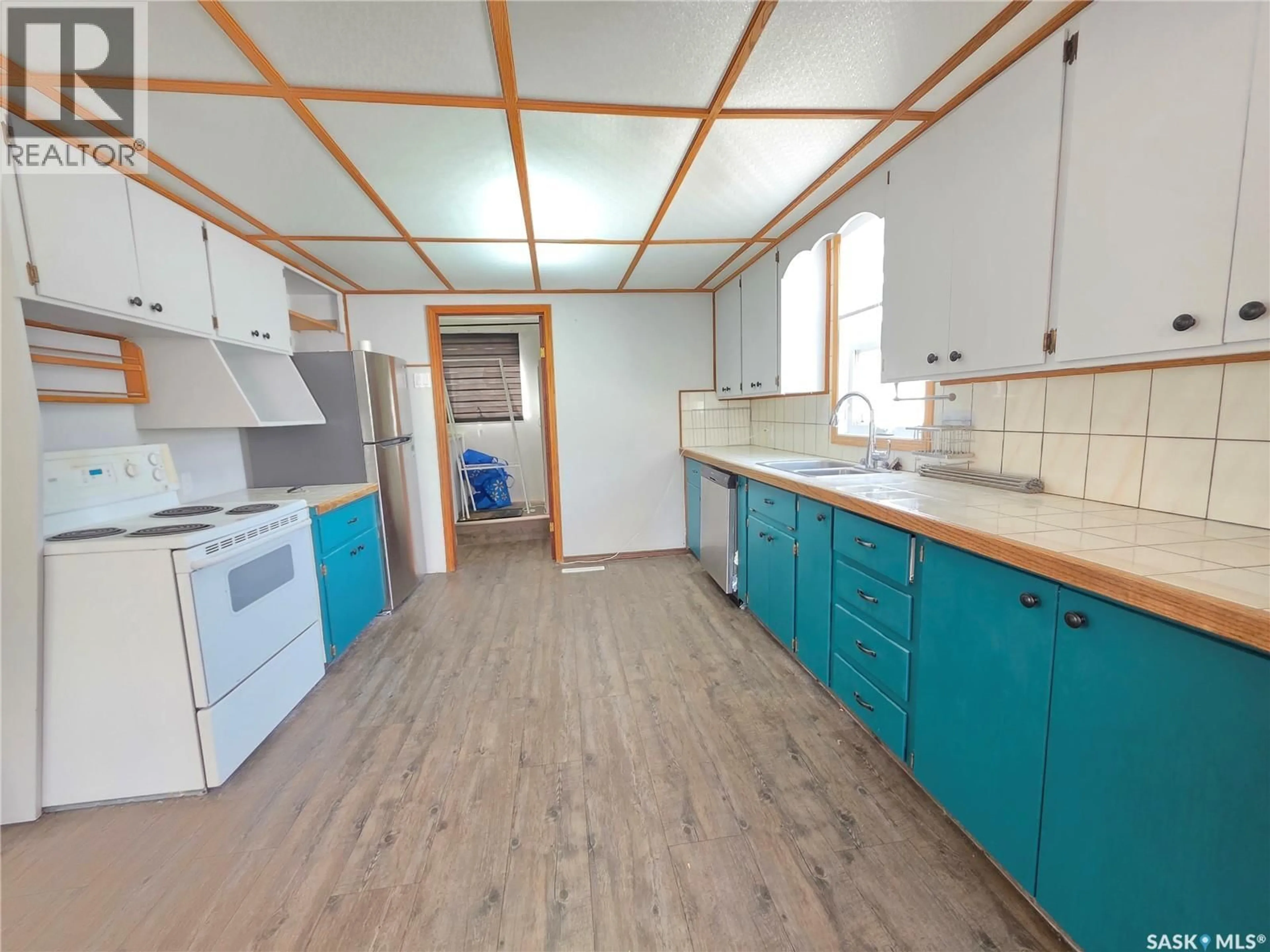 Standard kitchen, wood/laminate floor for 1428 WINNIE STREET, Swift Current Saskatchewan S9H1R3