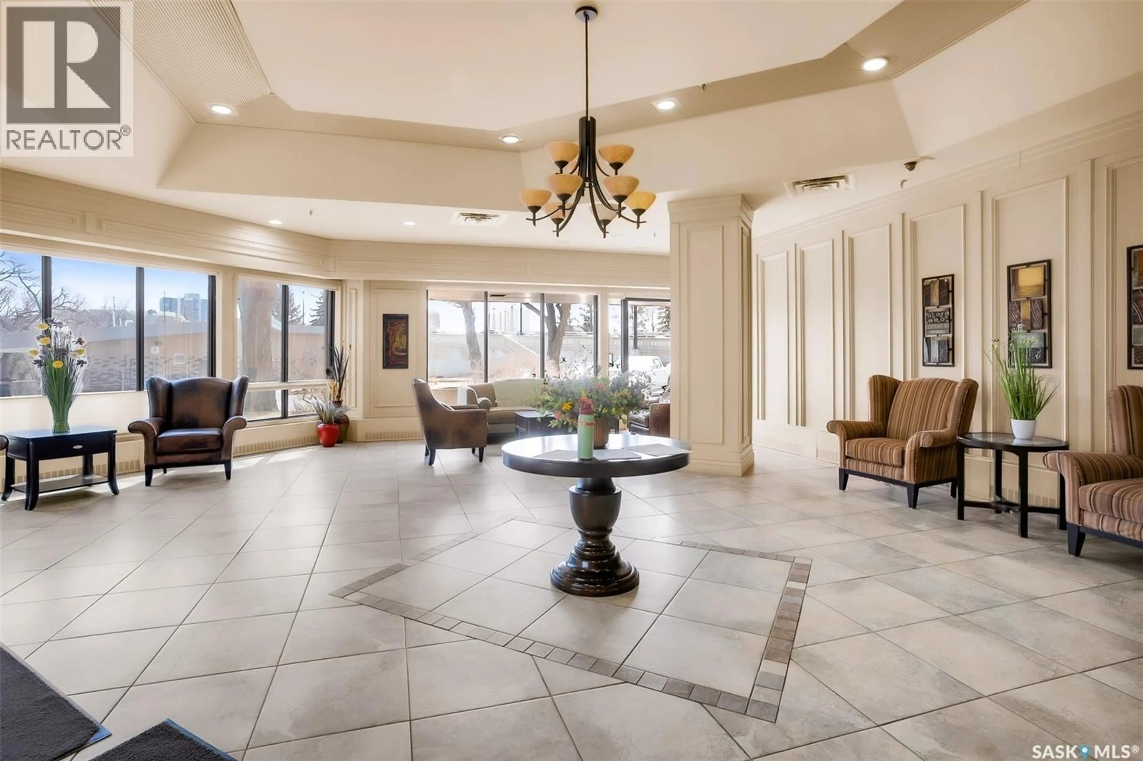 Indoor foyer for 680 424 SPADINA CRESCENT E, Saskatoon Saskatchewan S7K6X7