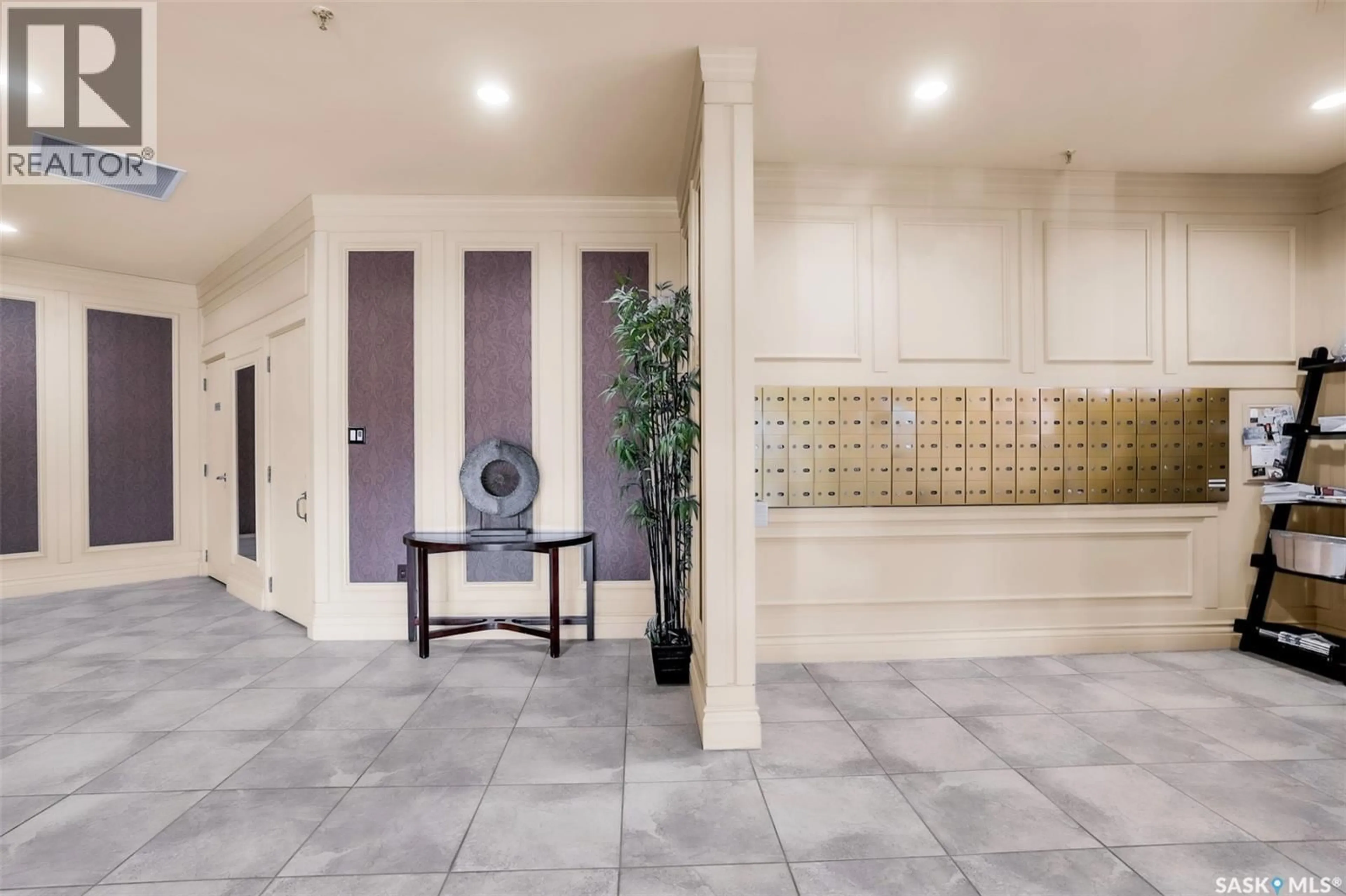 Indoor foyer for 680 424 SPADINA CRESCENT E, Saskatoon Saskatchewan S7K6X7