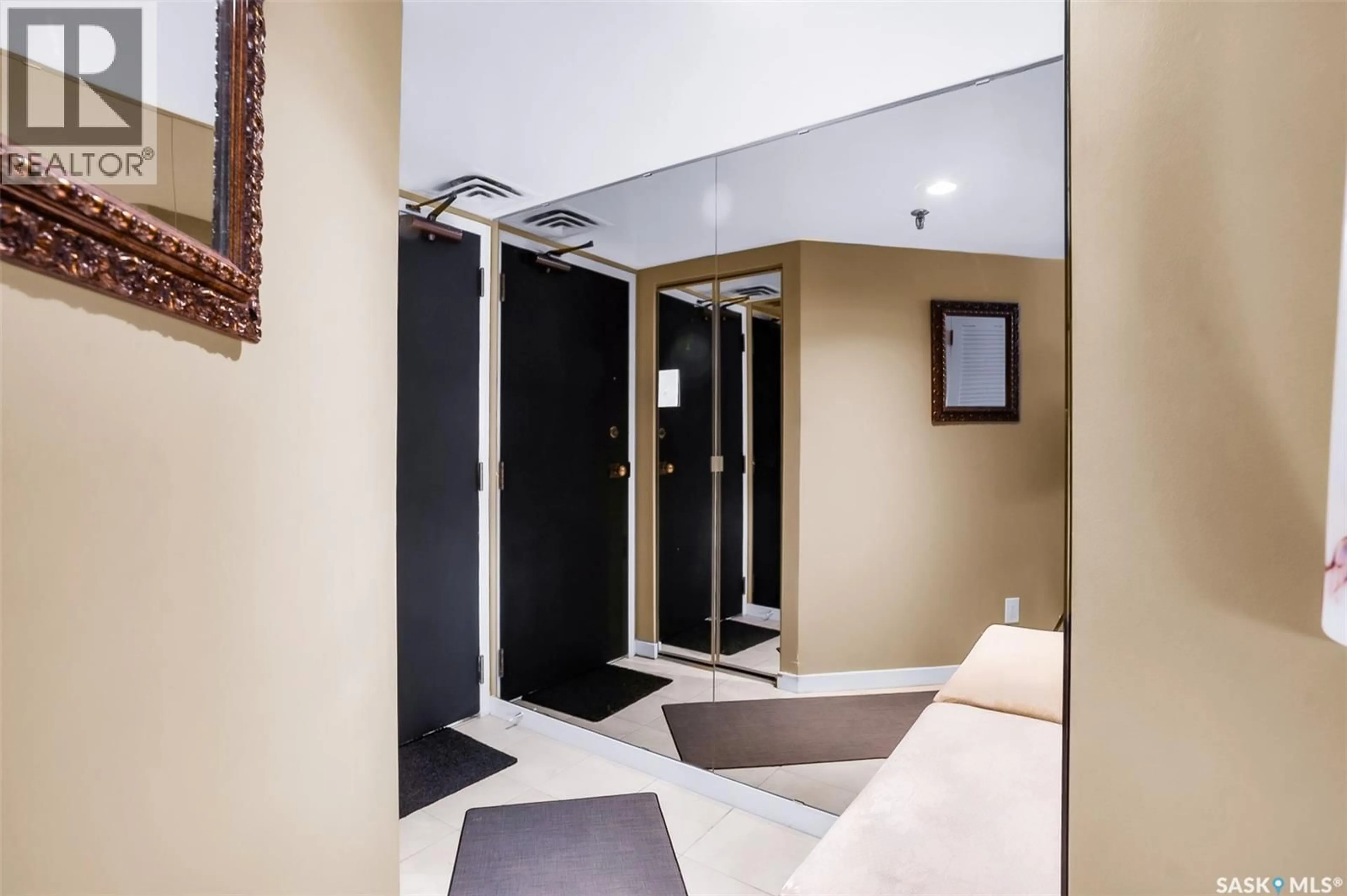 Indoor foyer for 680 424 SPADINA CRESCENT E, Saskatoon Saskatchewan S7K6X7
