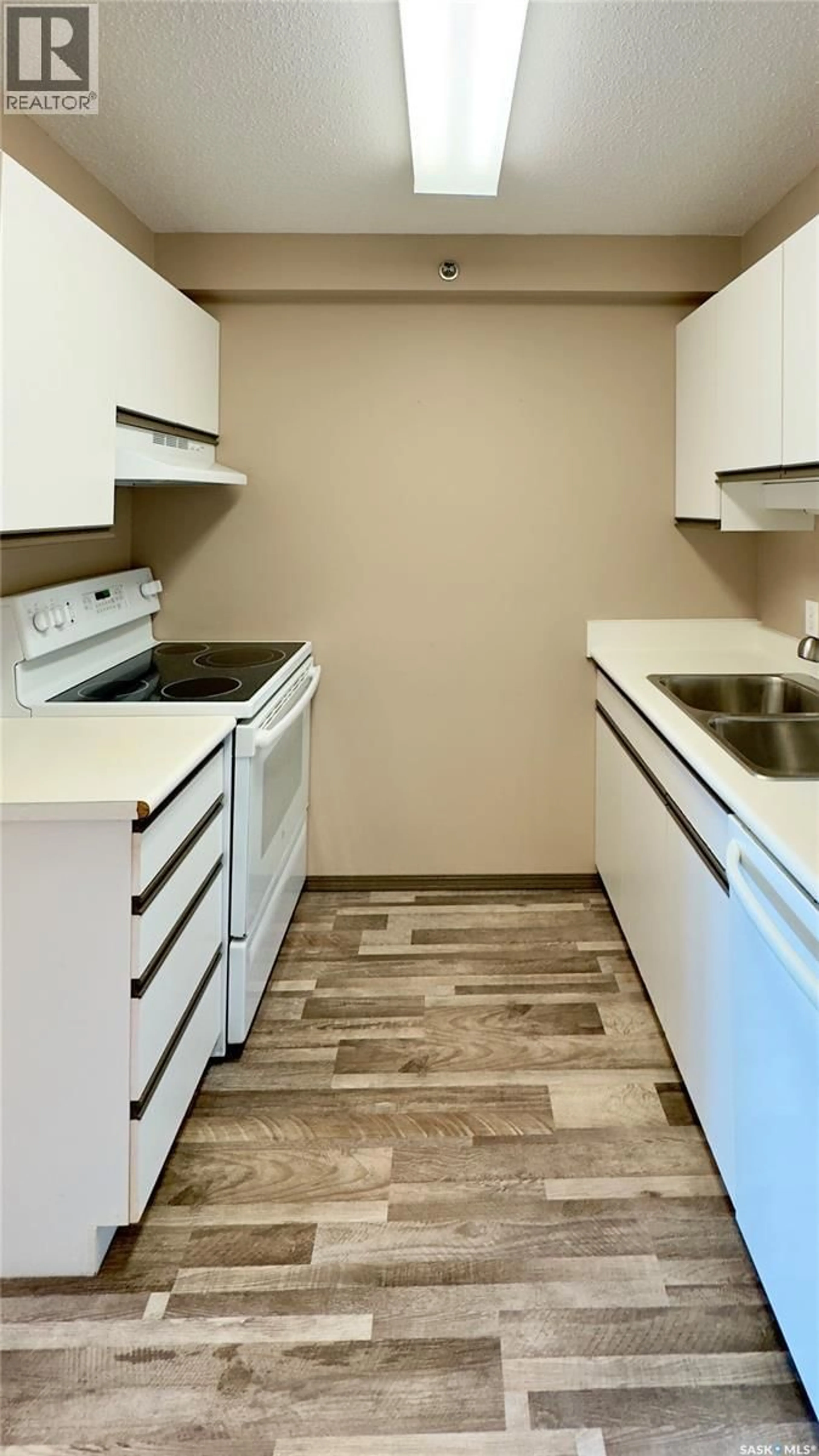 Standard kitchen, unknown for 206 - 304 PIONEER PLACE, Warman Saskatchewan S0K4S0