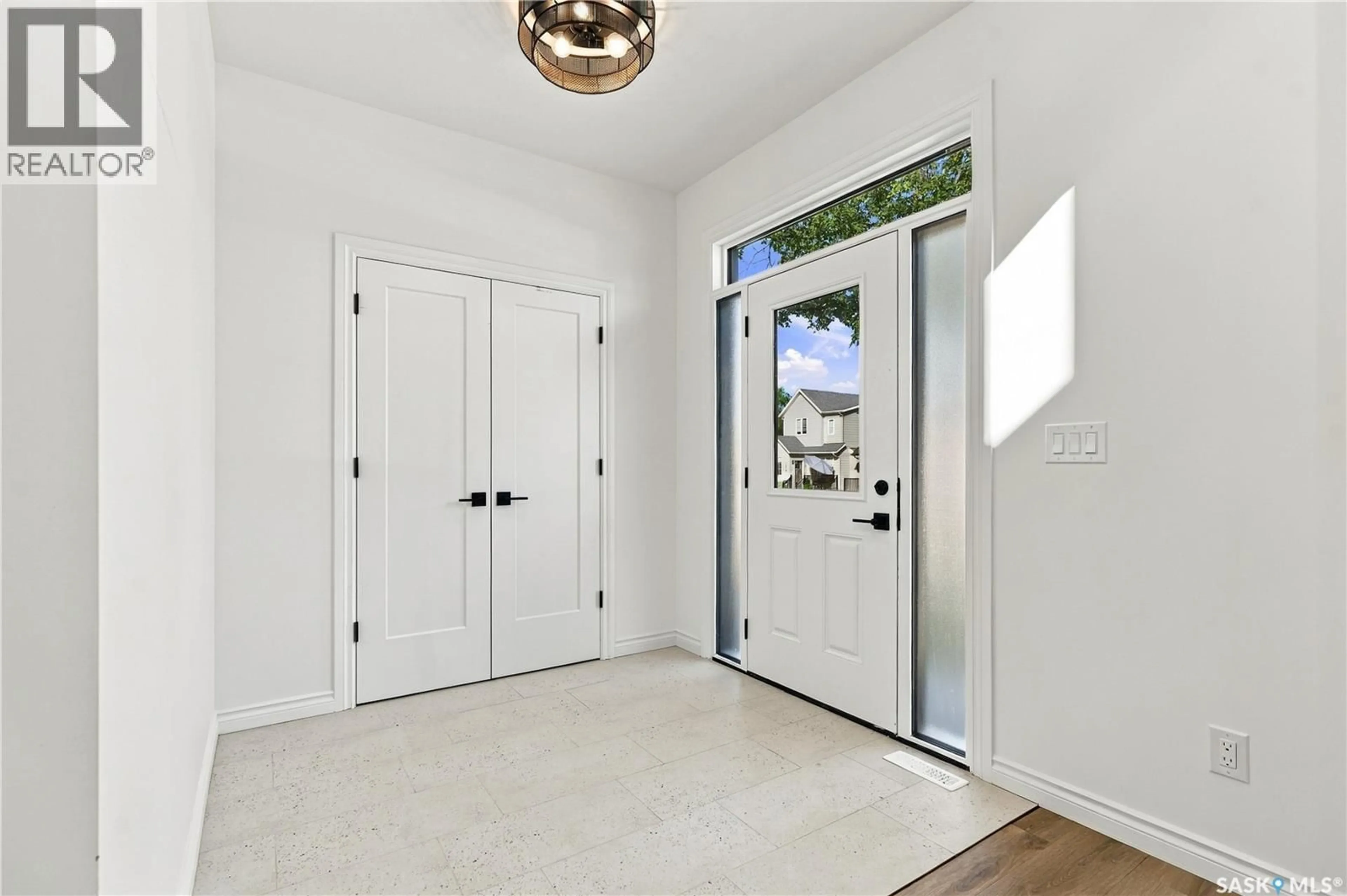 Indoor entryway for 1401 EDWARD AVENUE, Saskatoon Saskatchewan S7K3B2