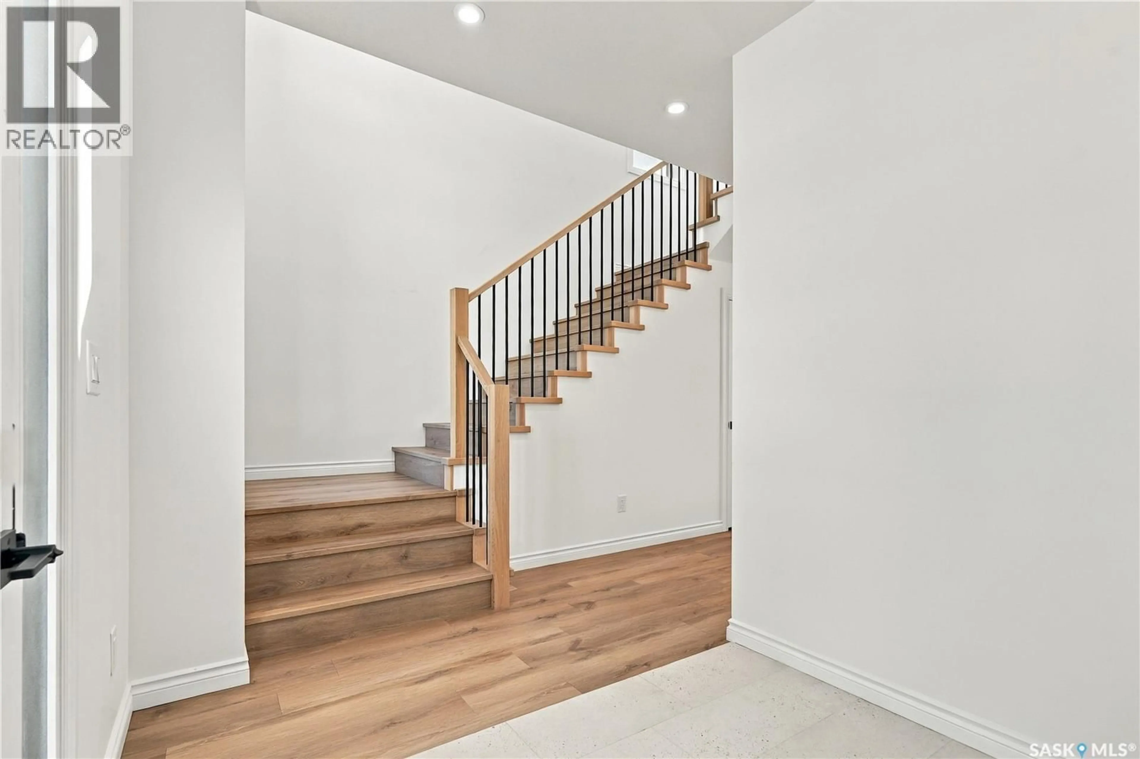 Stairs for 1401 EDWARD AVENUE, Saskatoon Saskatchewan S7K3B2