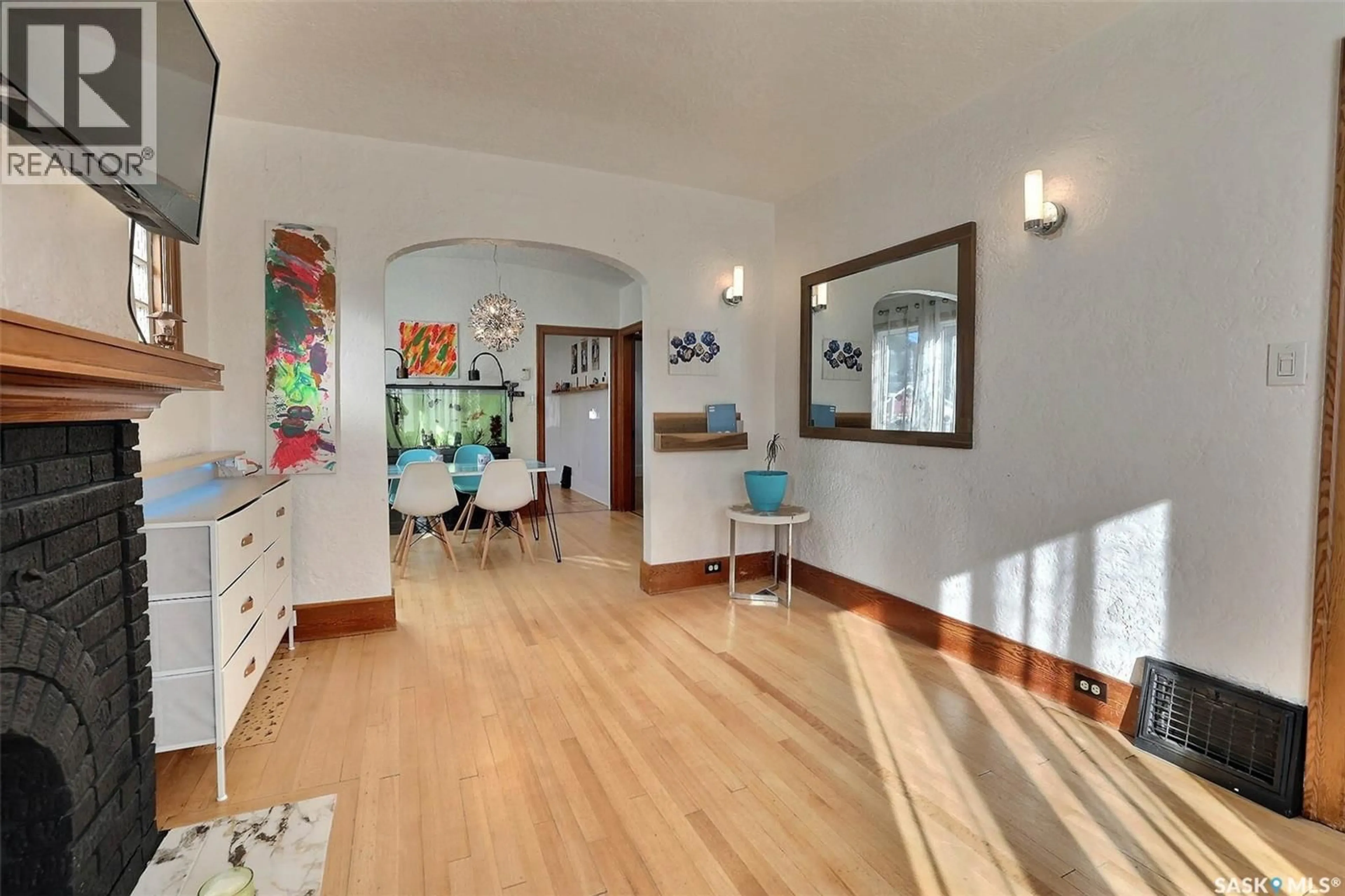 Indoor foyer for 1636 GARNET STREET, Regina Saskatchewan S4T2Y9