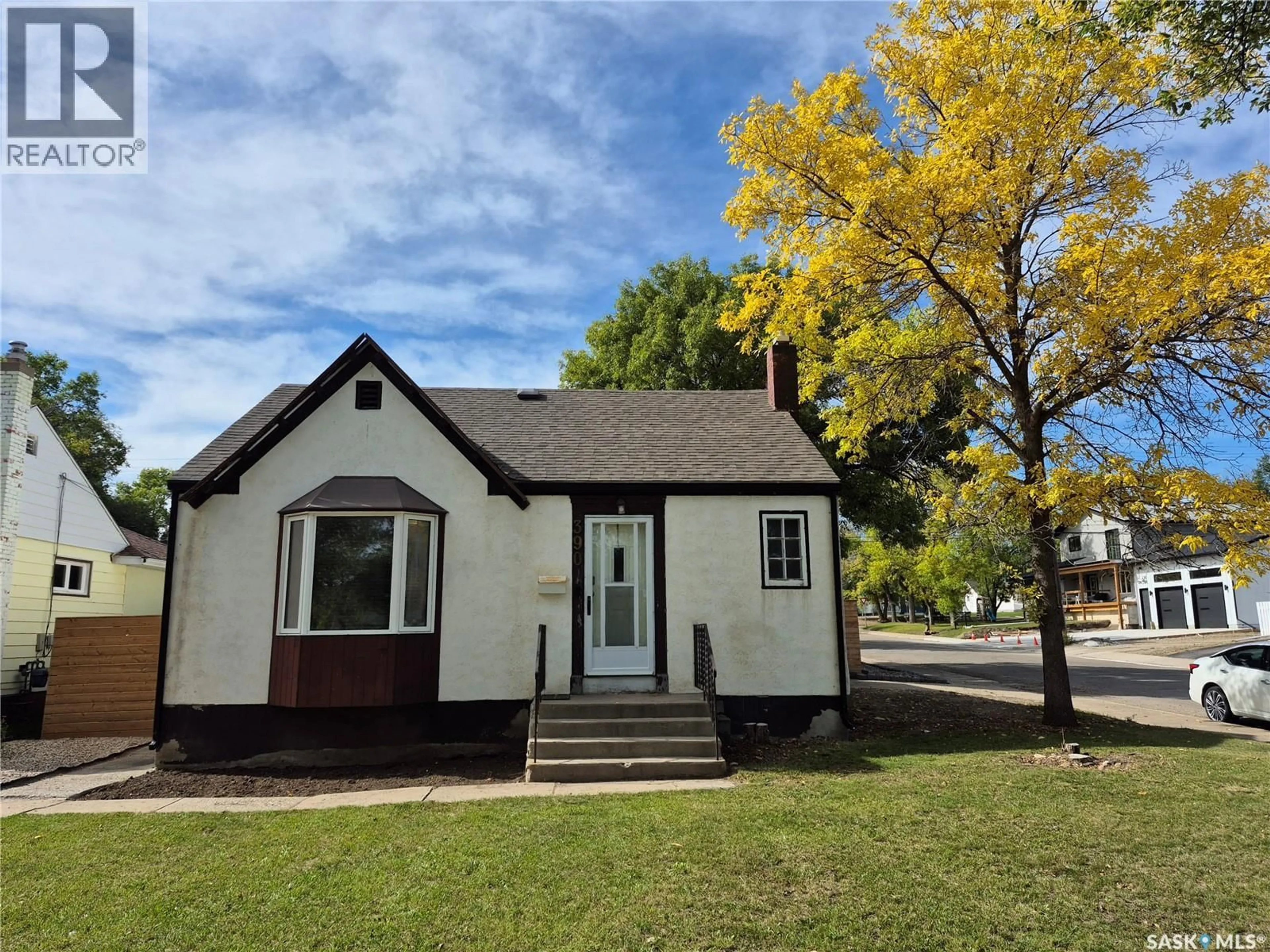 Home with vinyl exterior material, street for 390 6TH AVENUE, Swift Current Saskatchewan S9H0Y1