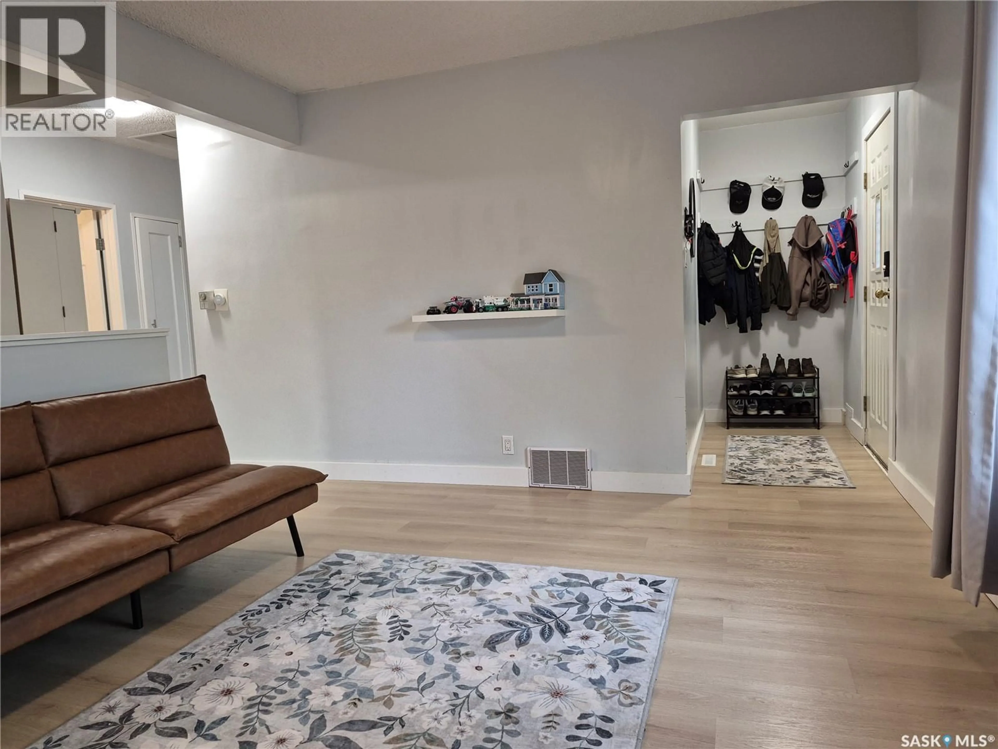 Indoor entryway for 390 6TH AVENUE, Swift Current Saskatchewan S9H0Y1
