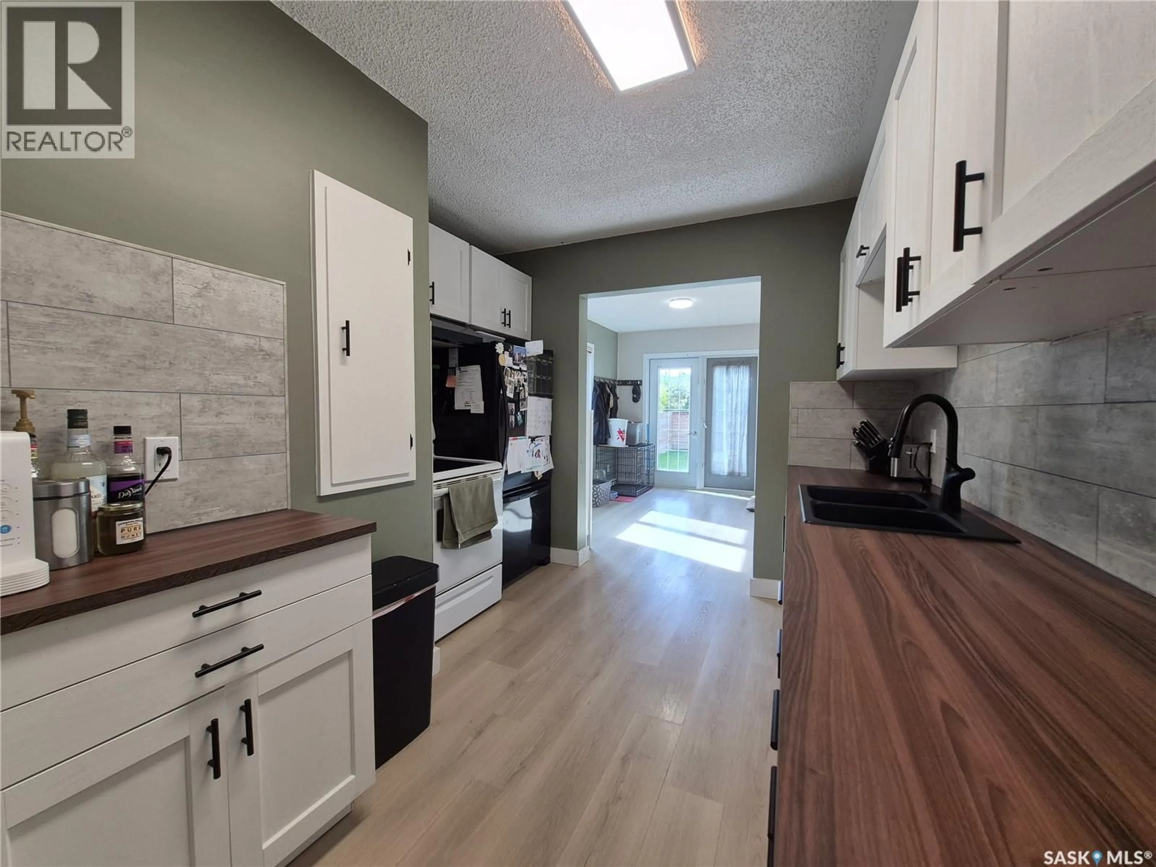 Open concept kitchen, unknown for 390 6TH AVENUE, Swift Current Saskatchewan S9H0Y1
