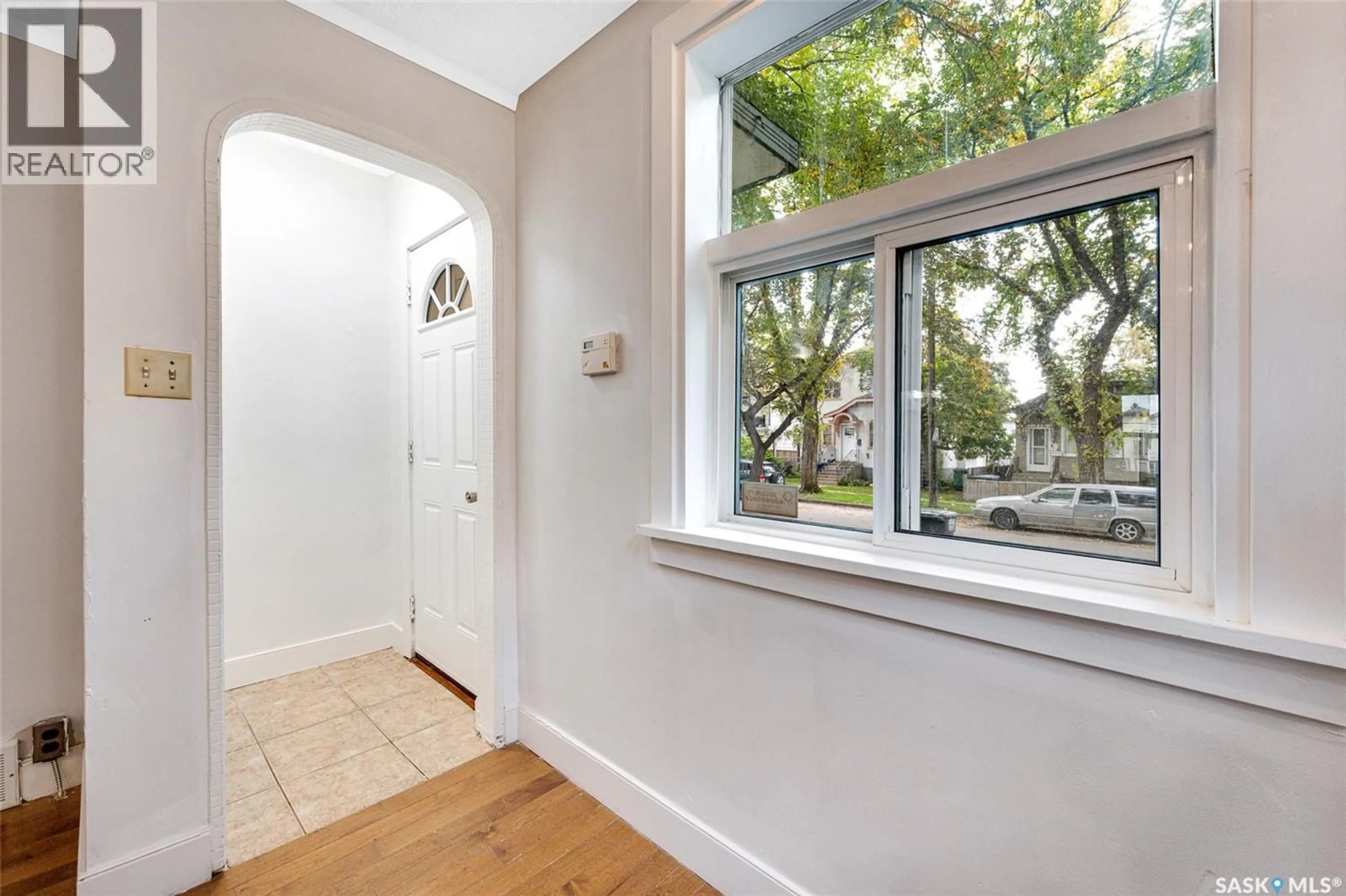 Indoor entryway for 321 E AVENUE, Saskatoon Saskatchewan S7M1S2
