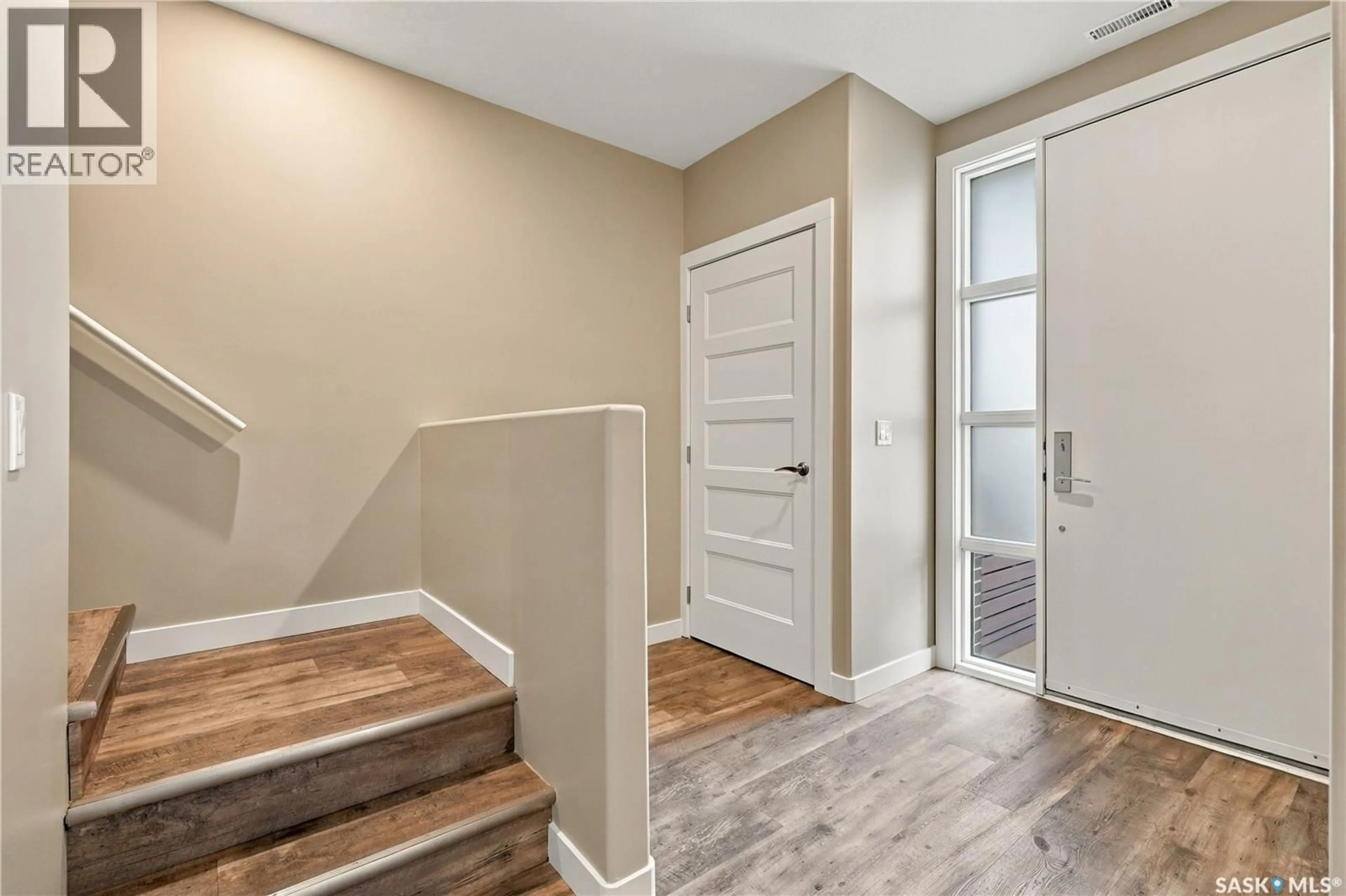 Indoor entryway for 103 - 8 WILLIS CRESCENT, Saskatoon Saskatchewan S7T0X9