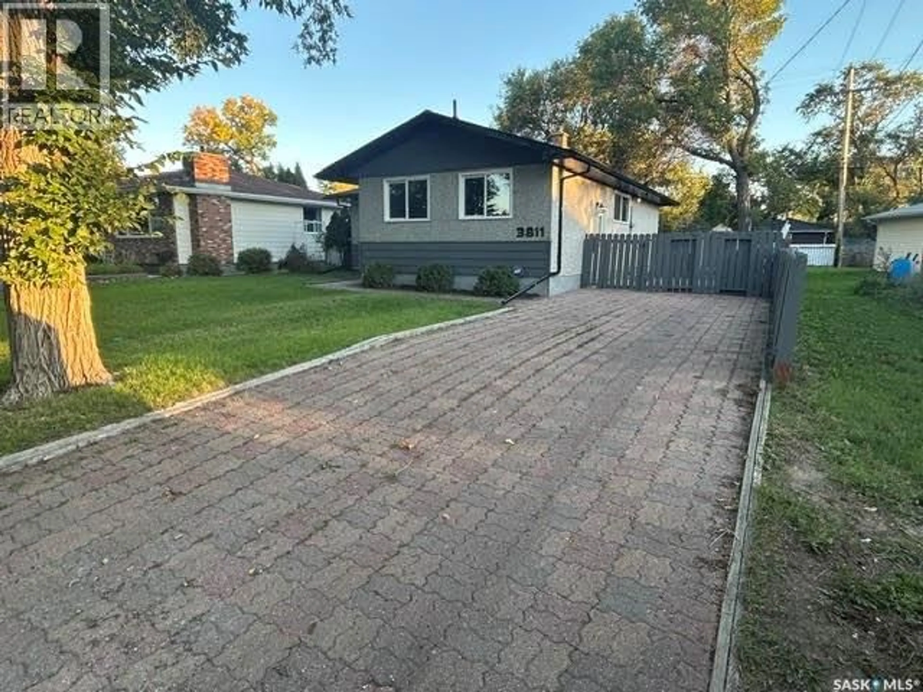 A pic from outside/outdoor area/front of a property/back of a property/a pic from drone, street for 3811 VAN HORNE AVENUE, Regina Saskatchewan S4S1M5