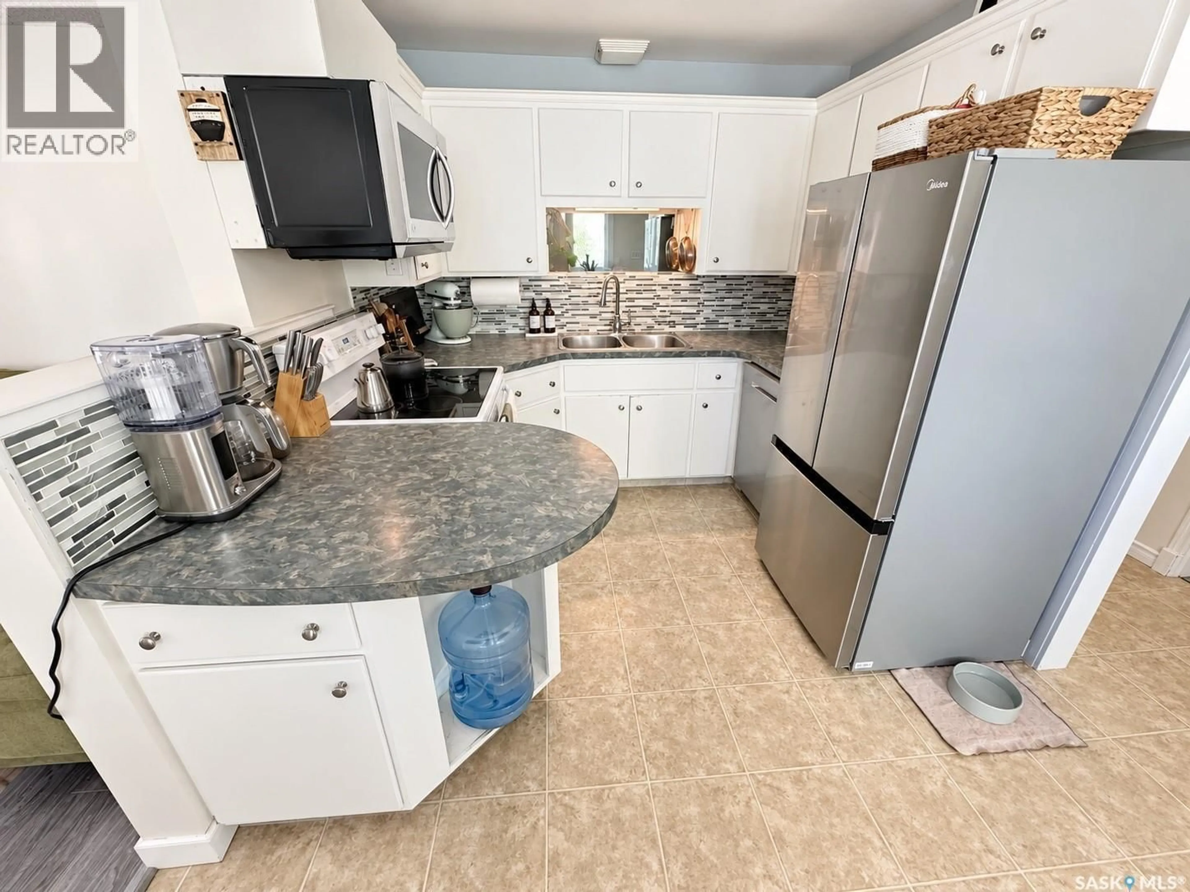 Standard kitchen, ceramic/tile floor for 230 10TH STREET, Weyburn Saskatchewan S4H2W3