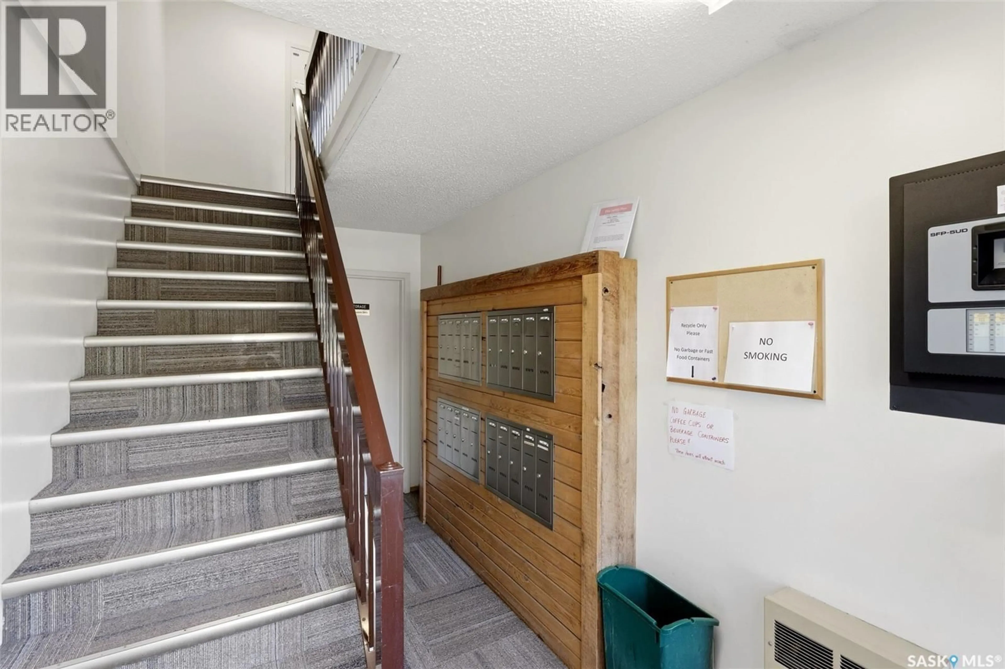 Indoor foyer for 51 - 205 RODENBUSH DRIVE, Regina Saskatchewan S4R8C7