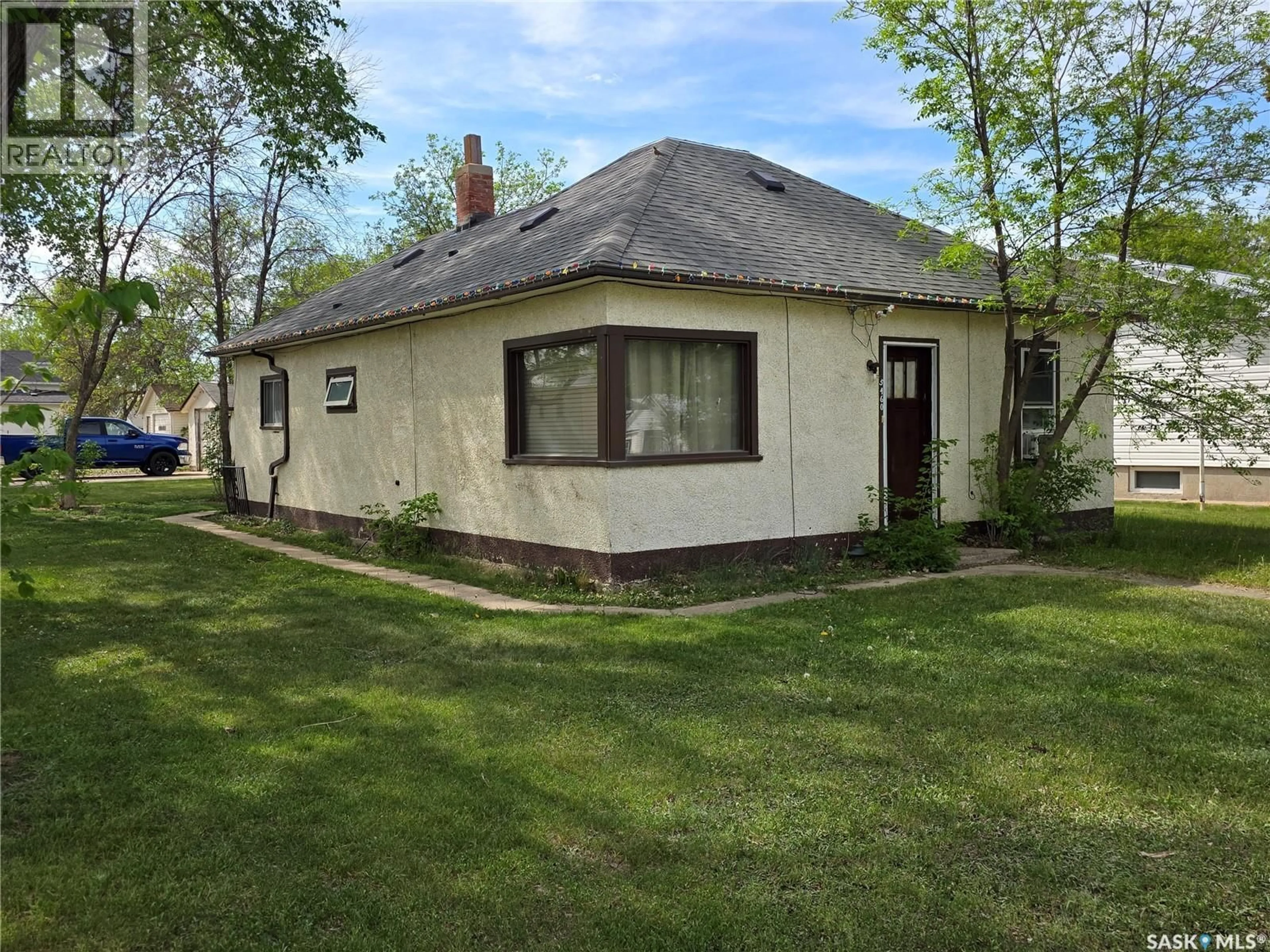 A pic from outside/outdoor area/front of a property/back of a property/a pic from drone, building for 5460 KINGS AVENUE, Gull Lake Saskatchewan S0N1A0