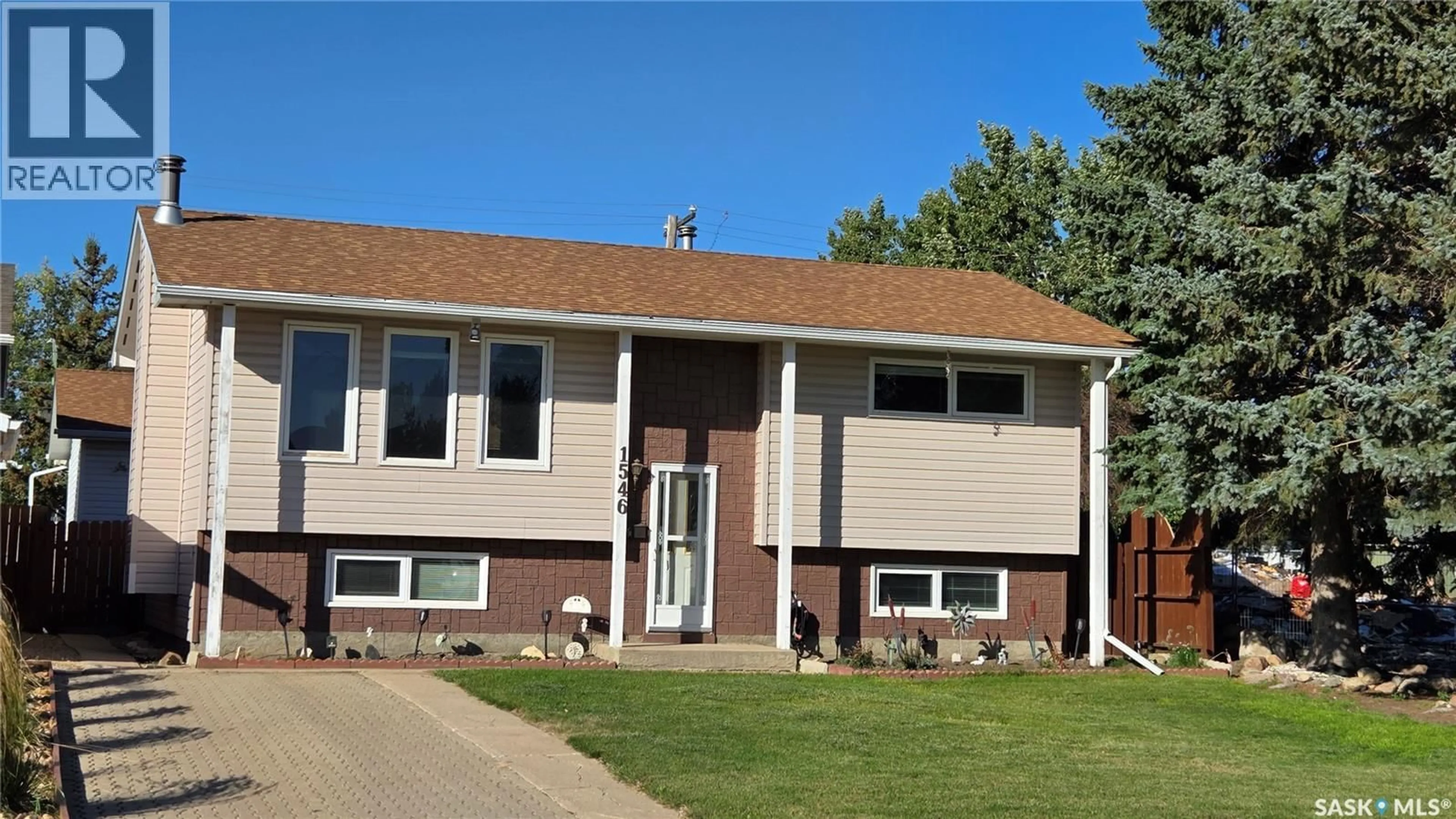 Home with vinyl exterior material, street for 1546 HOCHELAGA STREET, Moose Jaw Saskatchewan S6H6G5