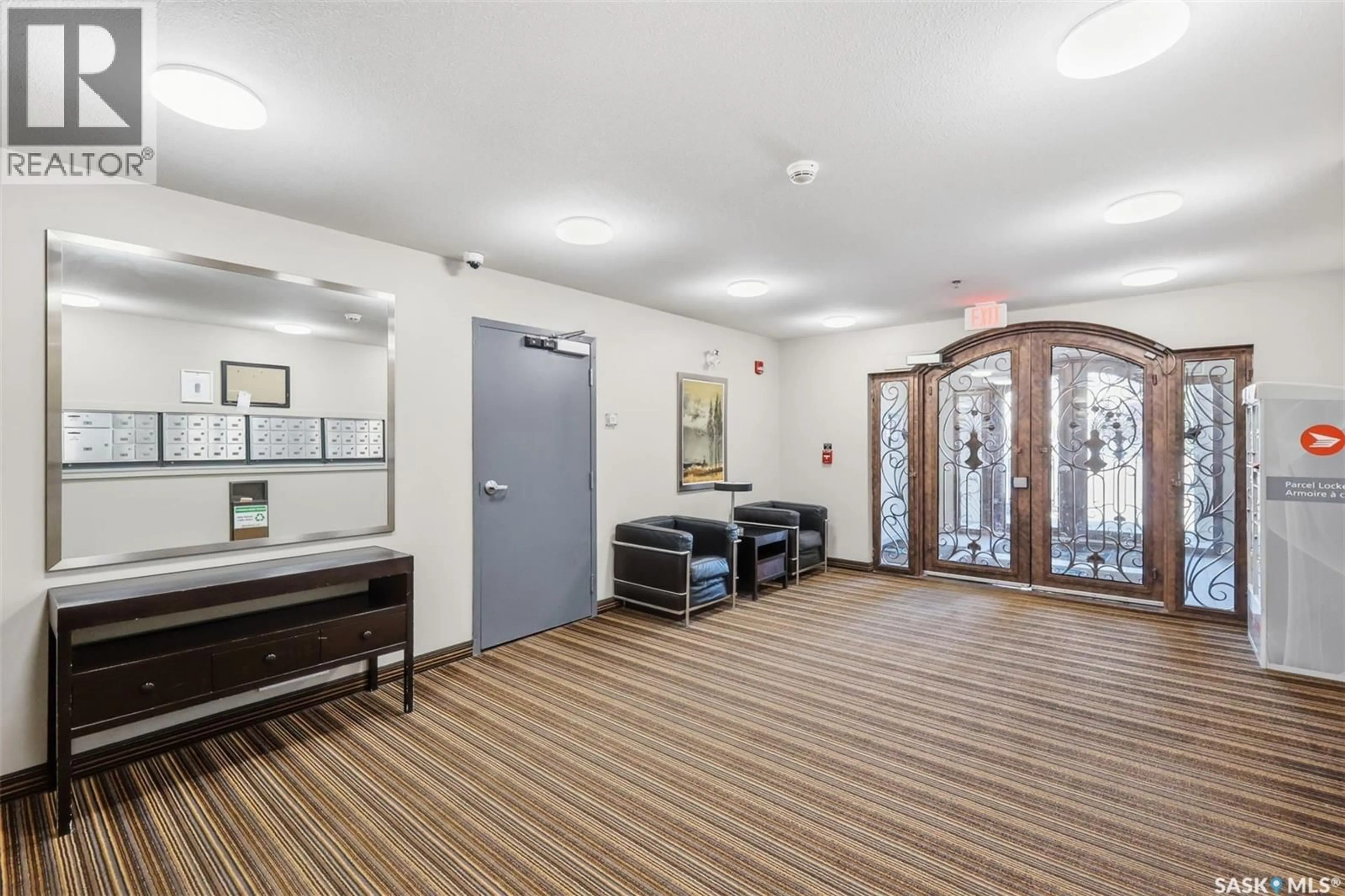 Indoor foyer for 104A HUNTER ROAD, Saskatoon Saskatchewan S7T0J7