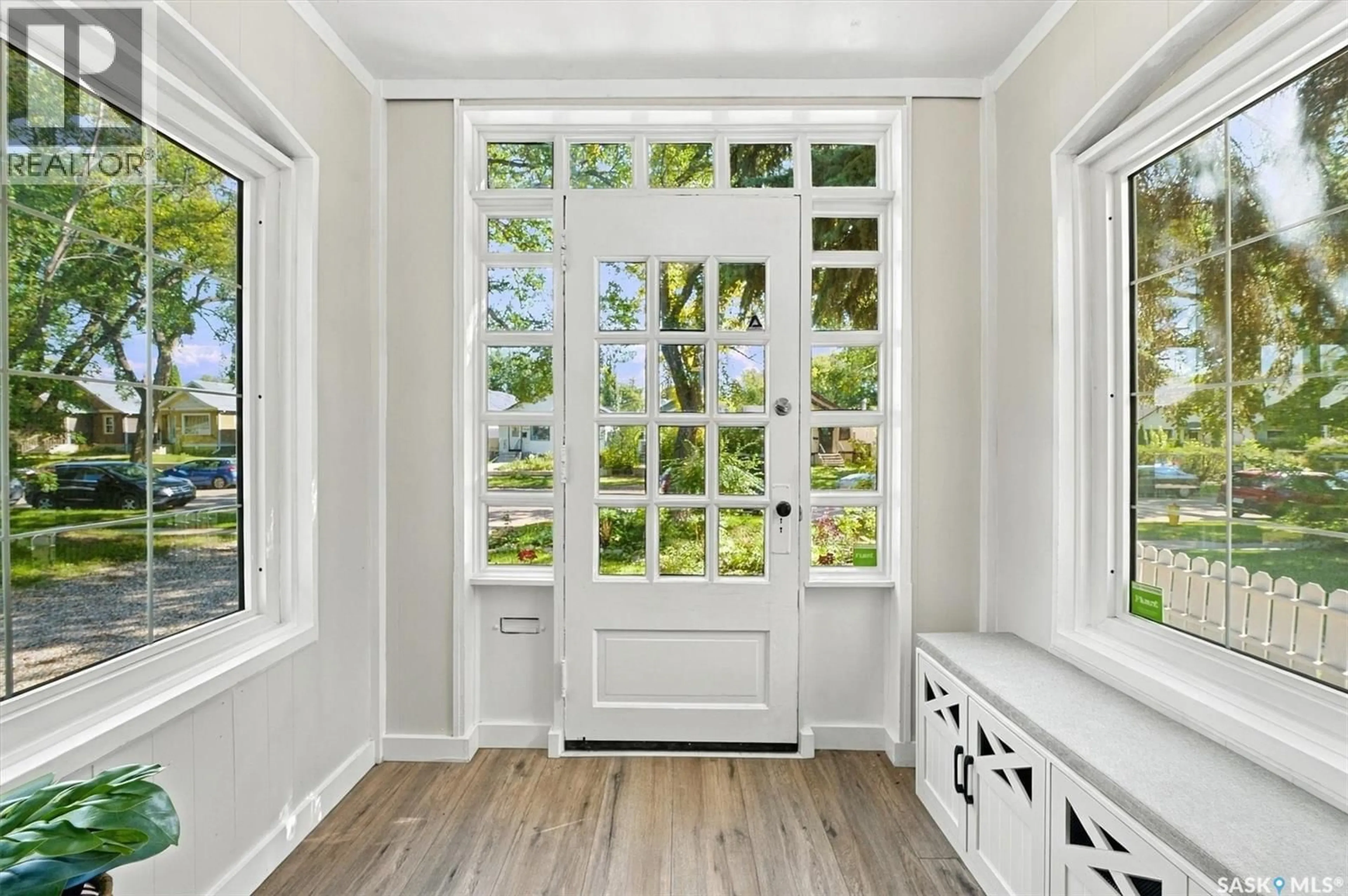 Indoor entryway for 1121 B AVENUE, Saskatoon Saskatchewan S7L1G2
