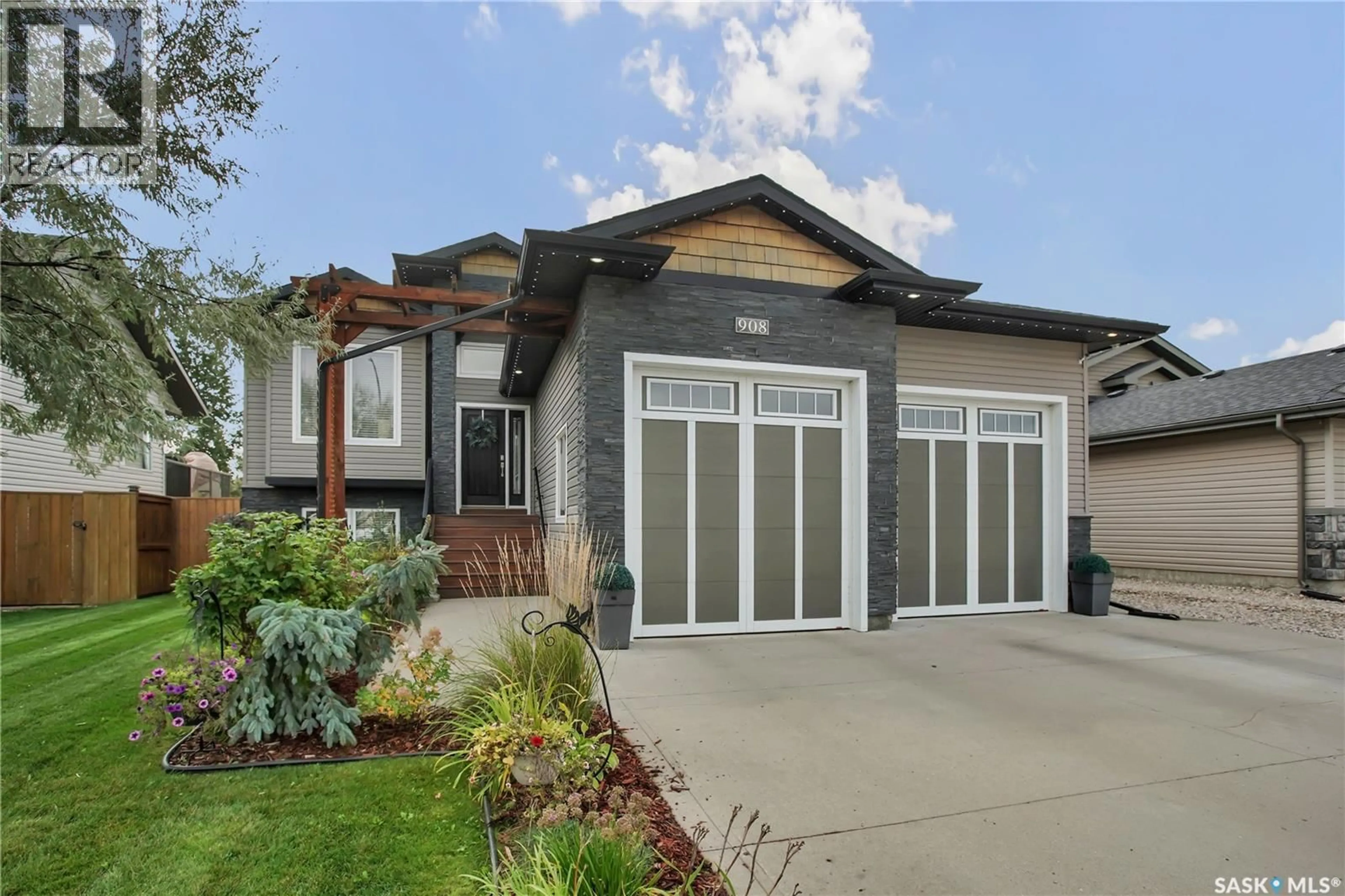 Home with vinyl exterior material, street for 908 HAMM TERRACE, Martensville Saskatchewan S0K2A0