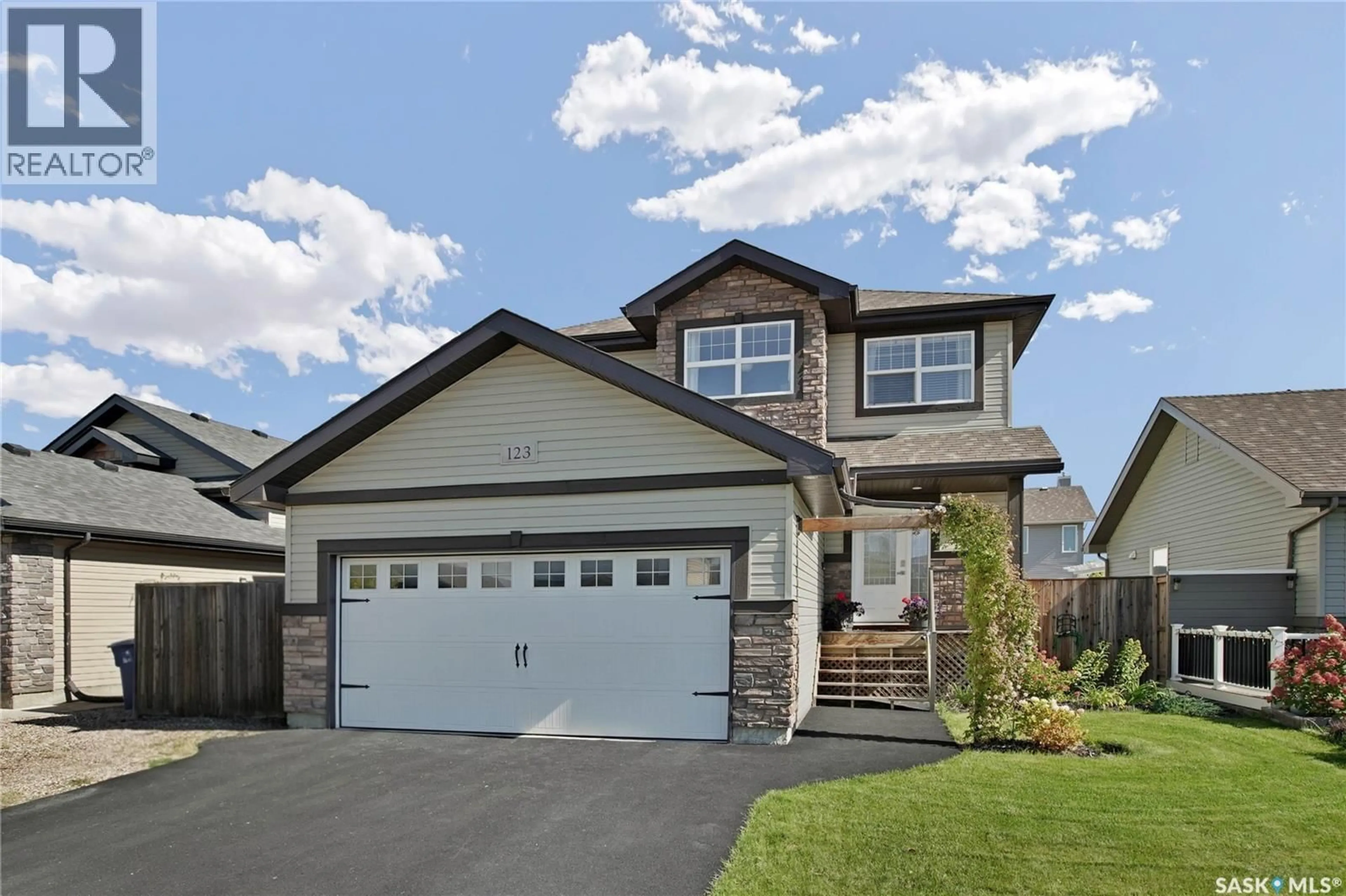 Home with vinyl exterior material, street for 123 WHALLEY CRESCENT, Saskatoon Saskatchewan S7T0H9