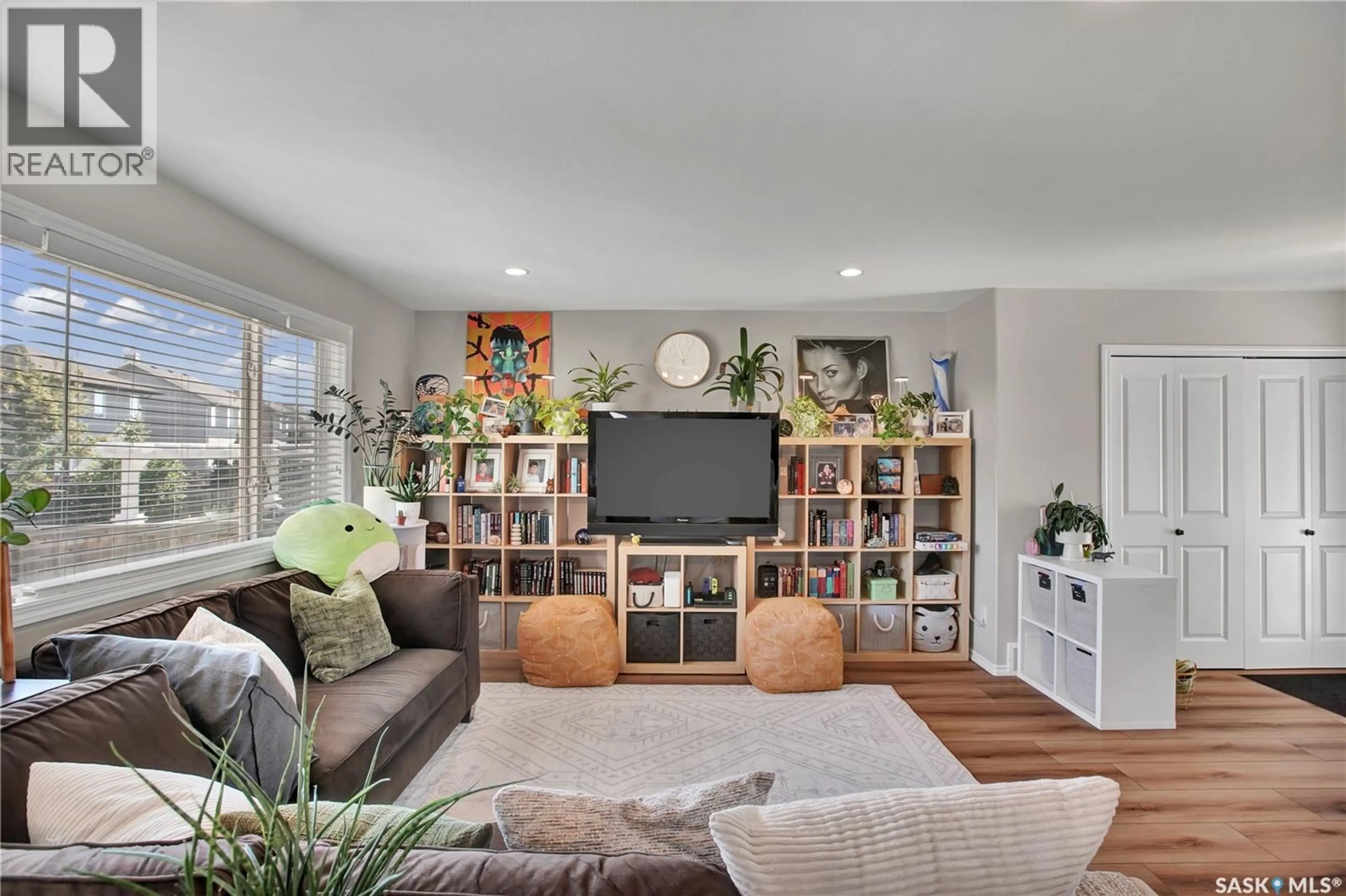 Living room with furniture, unknown for 123 WHALLEY CRESCENT, Saskatoon Saskatchewan S7T0H9