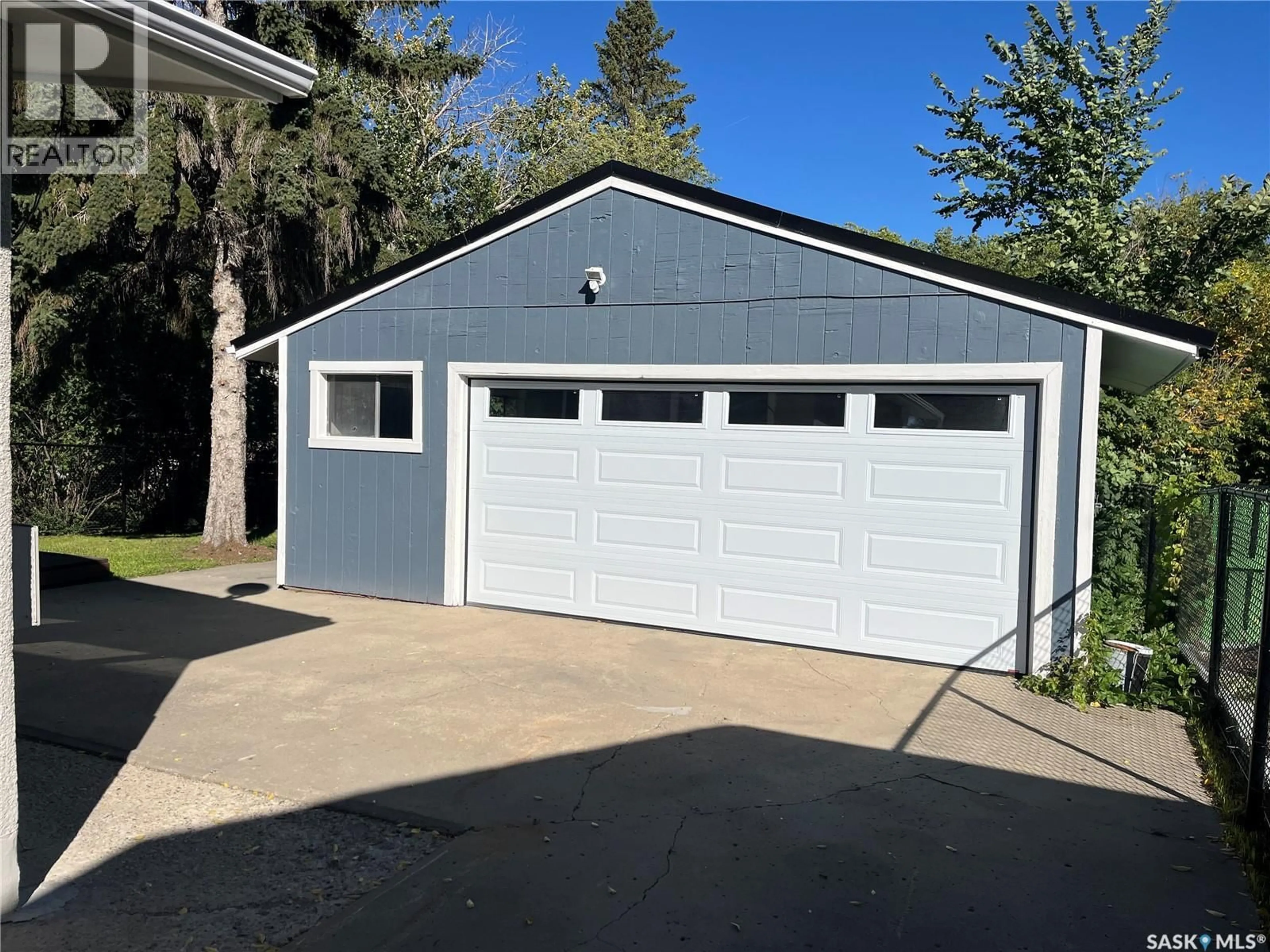 Indoor garage for E - 1928 DEWDNEY AVENUE, Regina Saskatchewan S4N4C8
