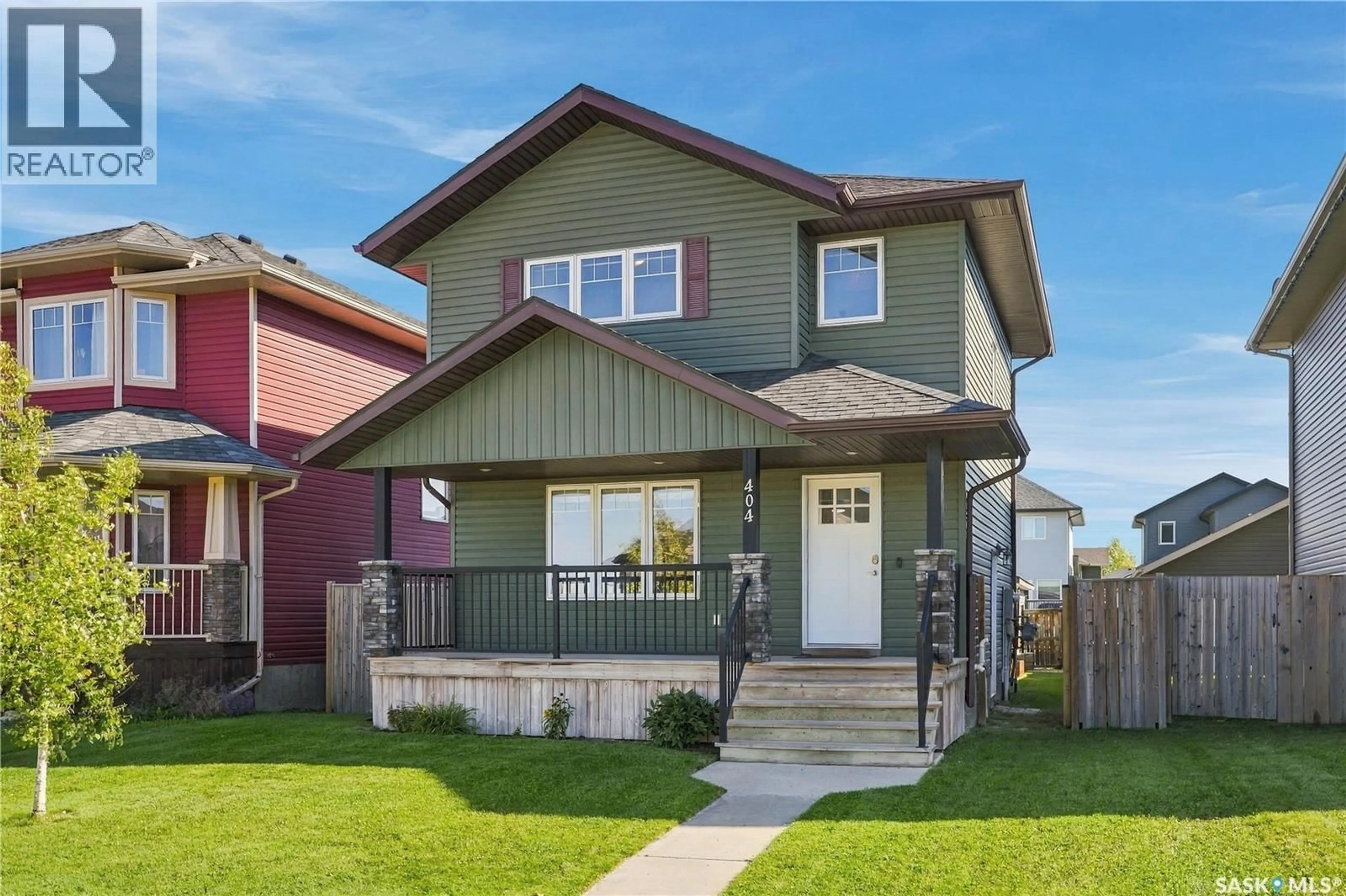 Home with vinyl exterior material, street for 404 REDWOOD CRESCENT, Warman Saskatchewan S0K4S2
