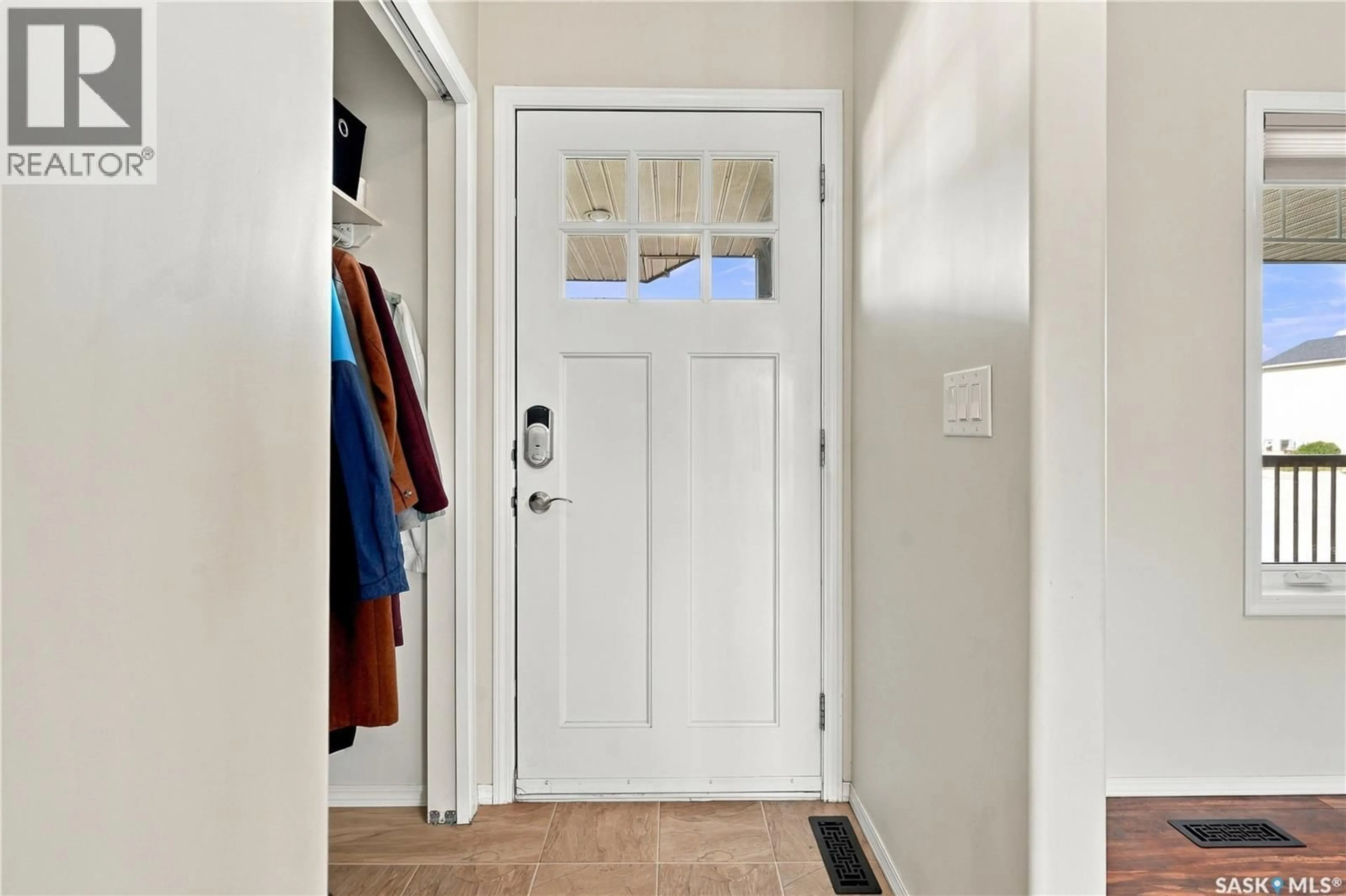 Indoor entryway for 404 REDWOOD CRESCENT, Warman Saskatchewan S0K4S2