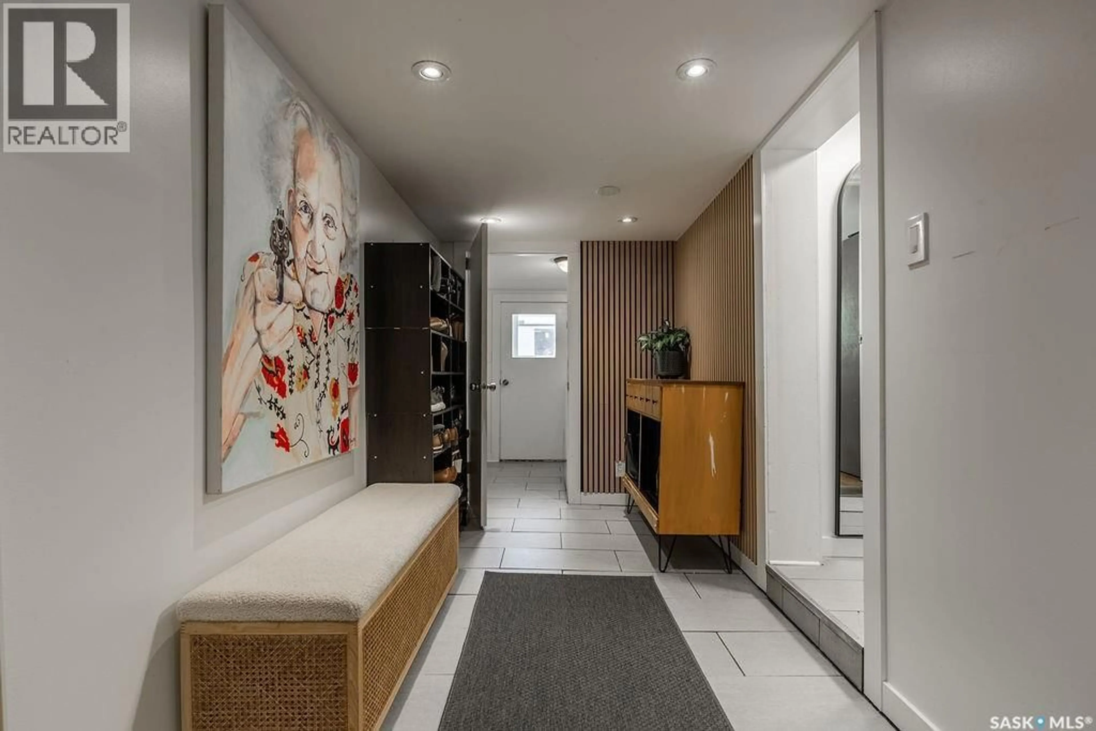 Indoor foyer for 1736 1ST AVENUE, Saskatoon Saskatchewan S7K1Z6