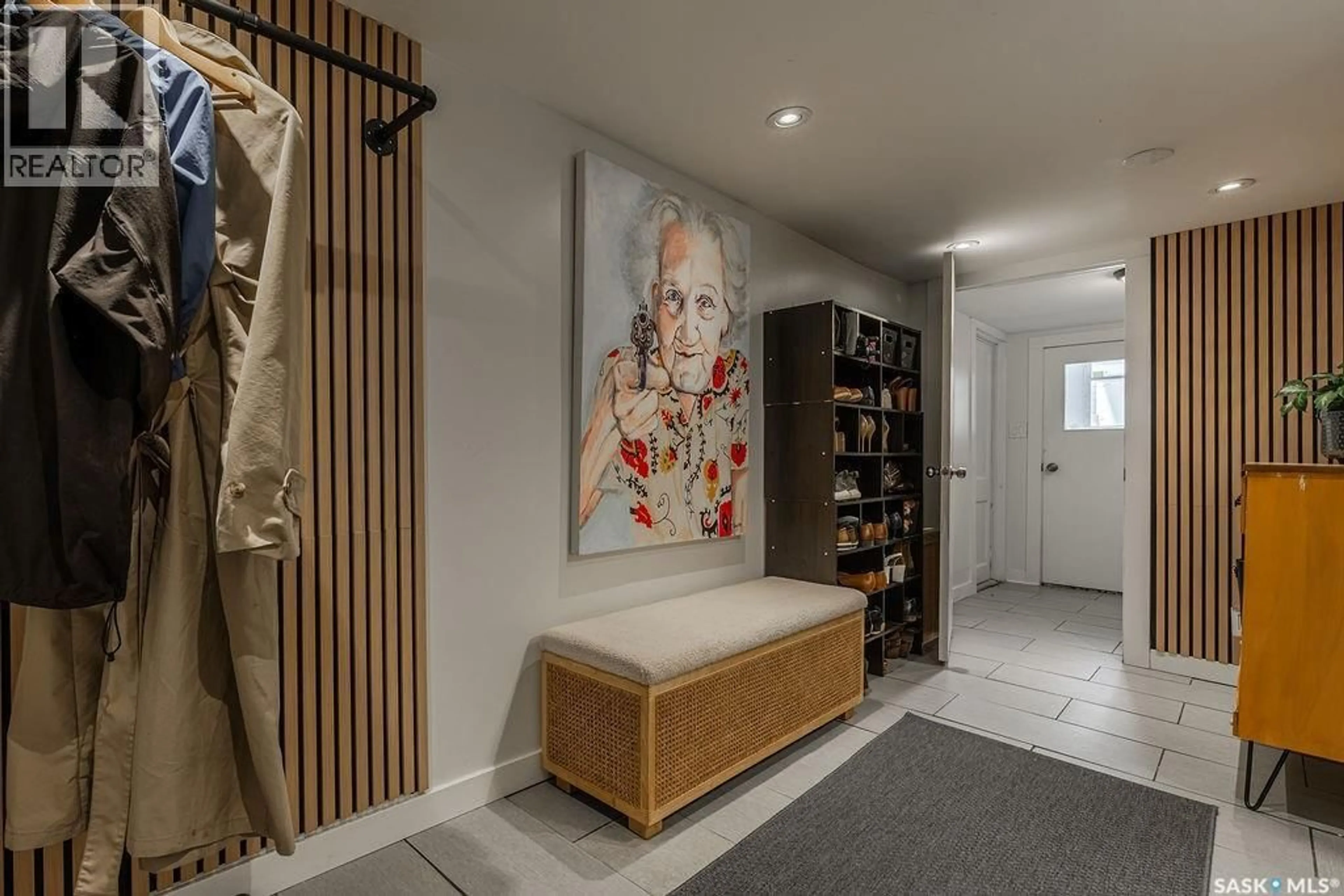 Indoor entryway for 1736 1ST AVENUE, Saskatoon Saskatchewan S7K1Z6