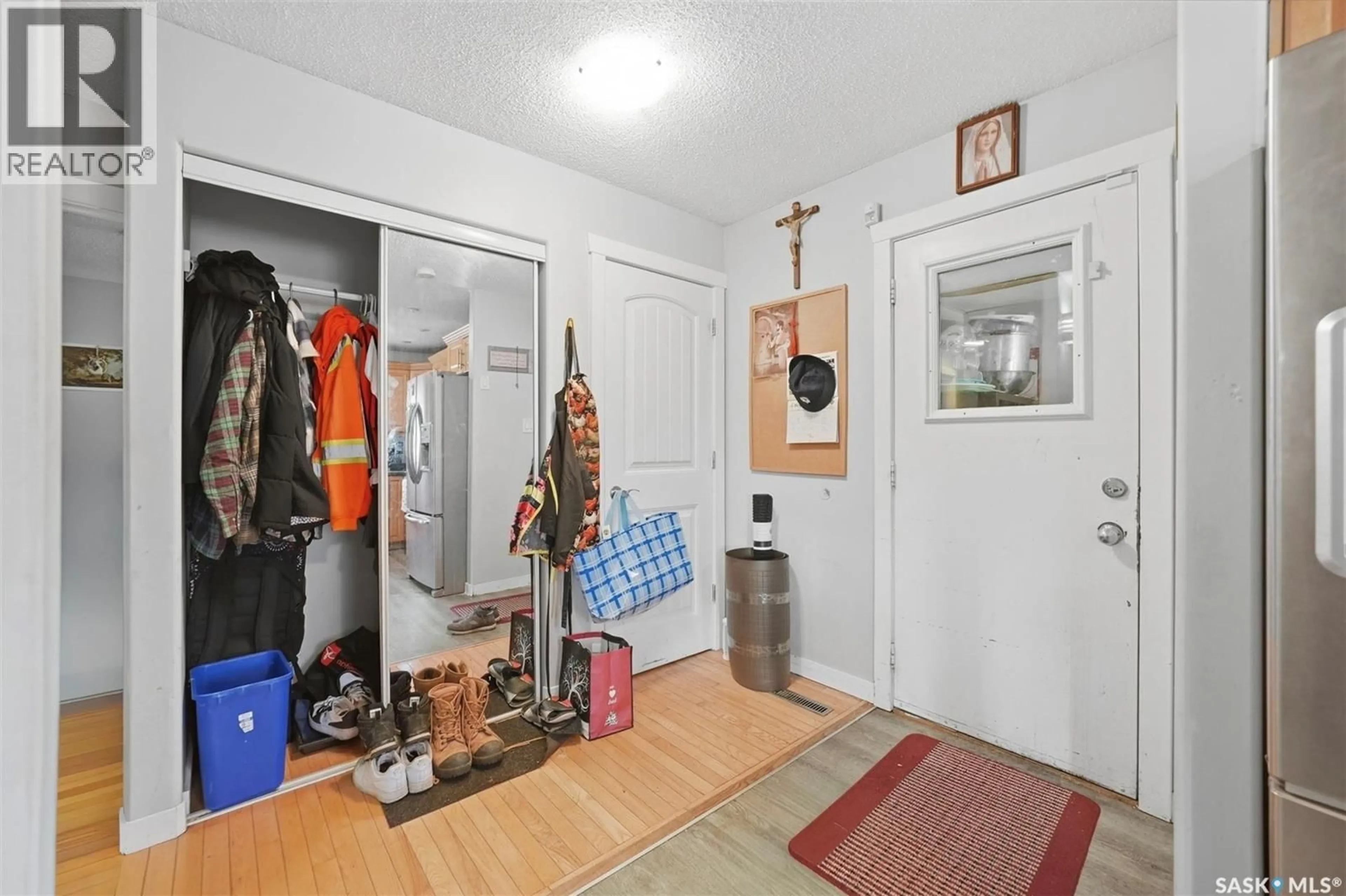 Indoor entryway for 234 WINNIPEG AVENUE, Saskatoon Saskatchewan S7M3M2
