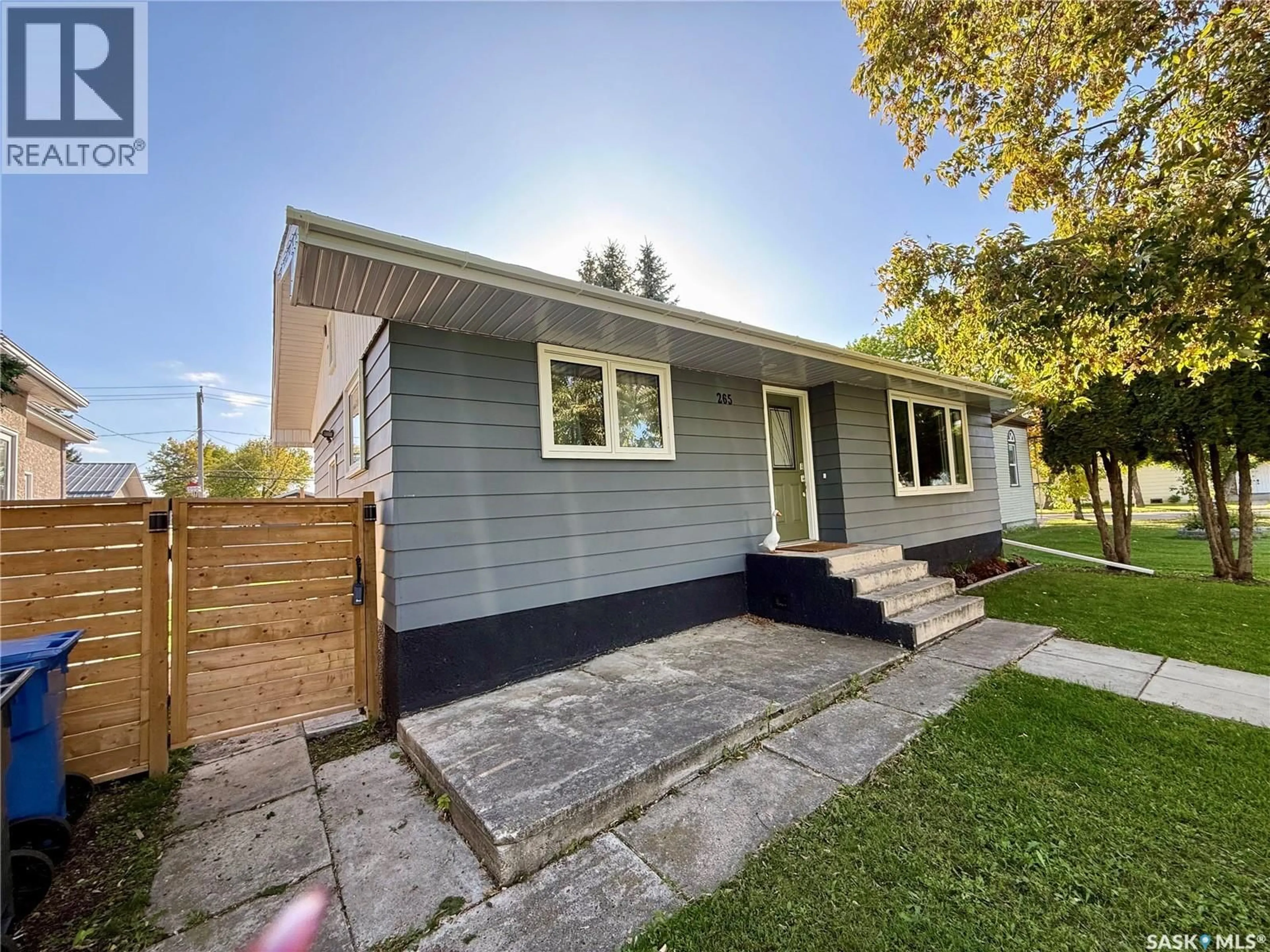 Home with vinyl exterior material, street for 265 5TH AVENUE, Melville Saskatchewan S0A2P0