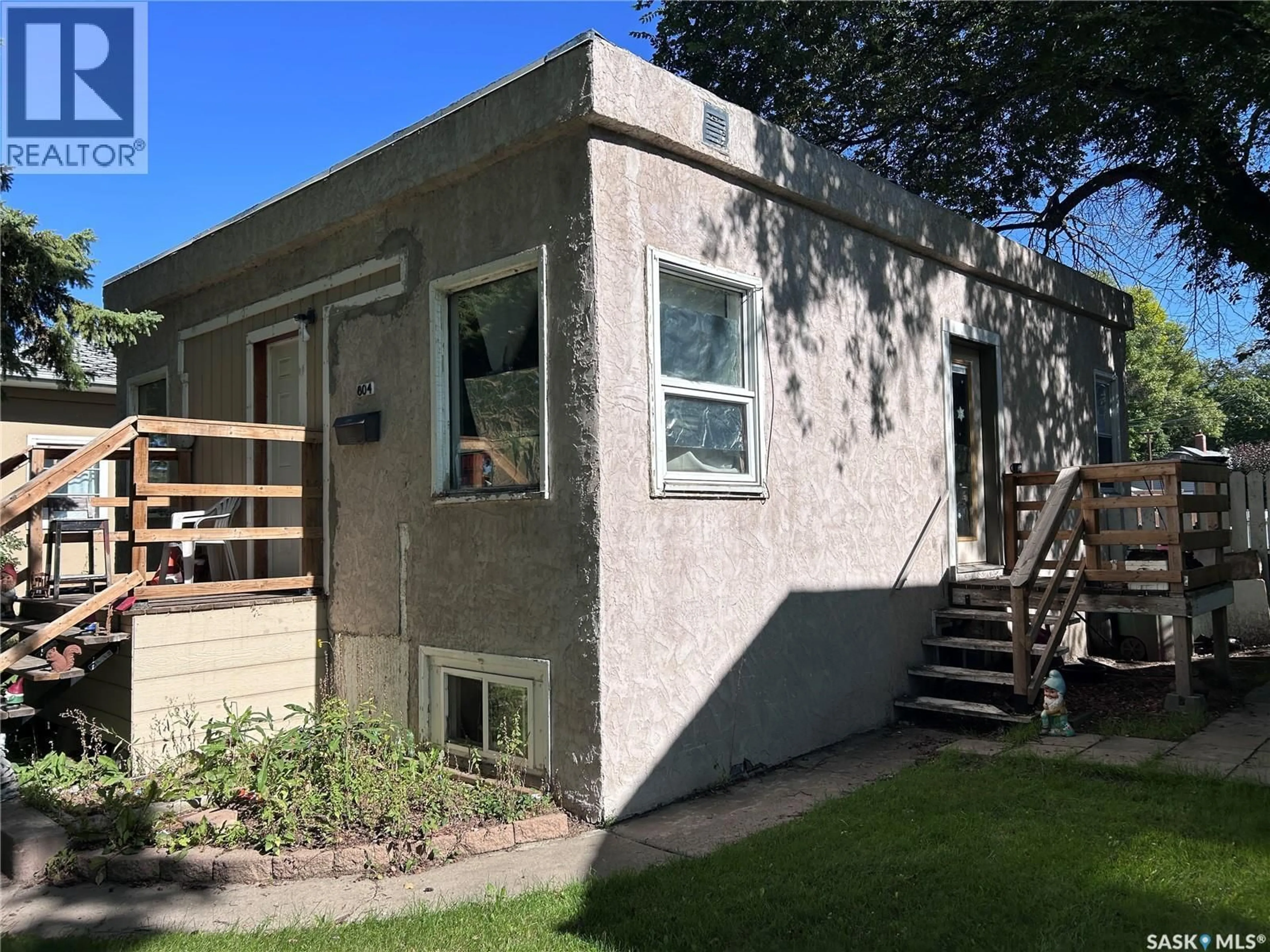 Home with vinyl exterior material, building for 804 F AVENUE, Saskatoon Saskatchewan S7L1W5