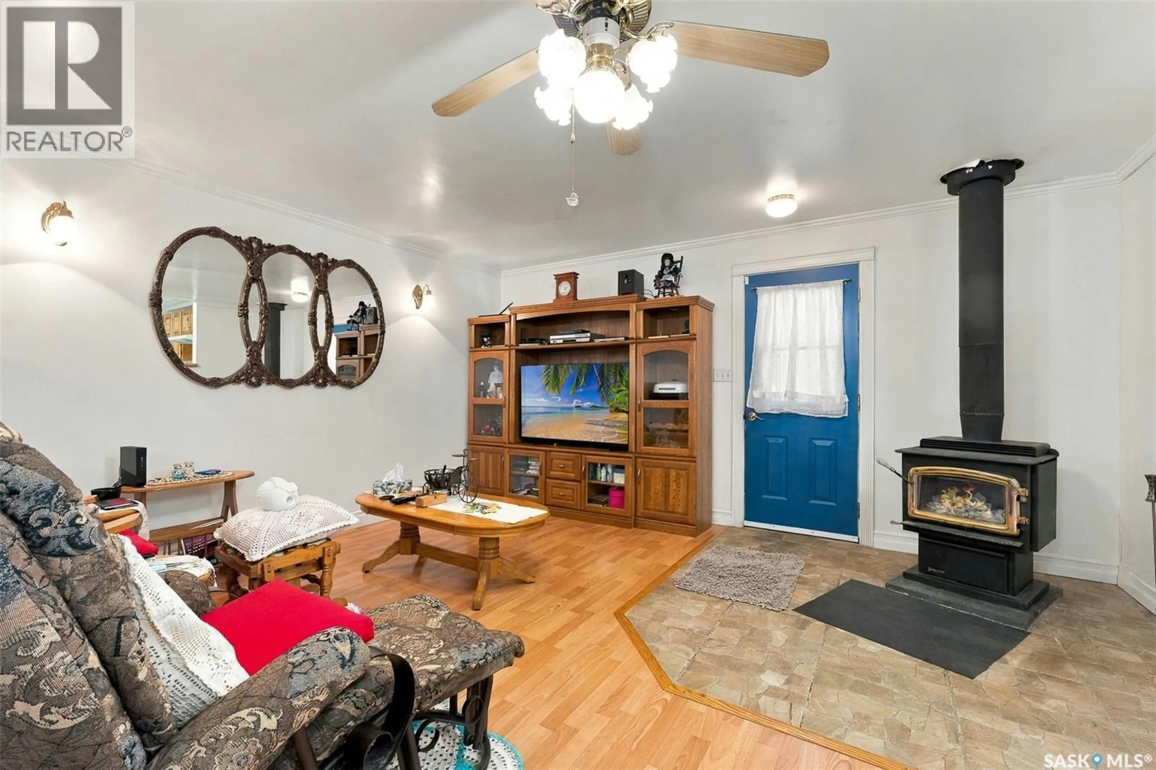 Living room with furniture, wood/laminate floor for 72 THE COVE ROAD, Edenwold Rm No.158 Saskatchewan S4L1B3