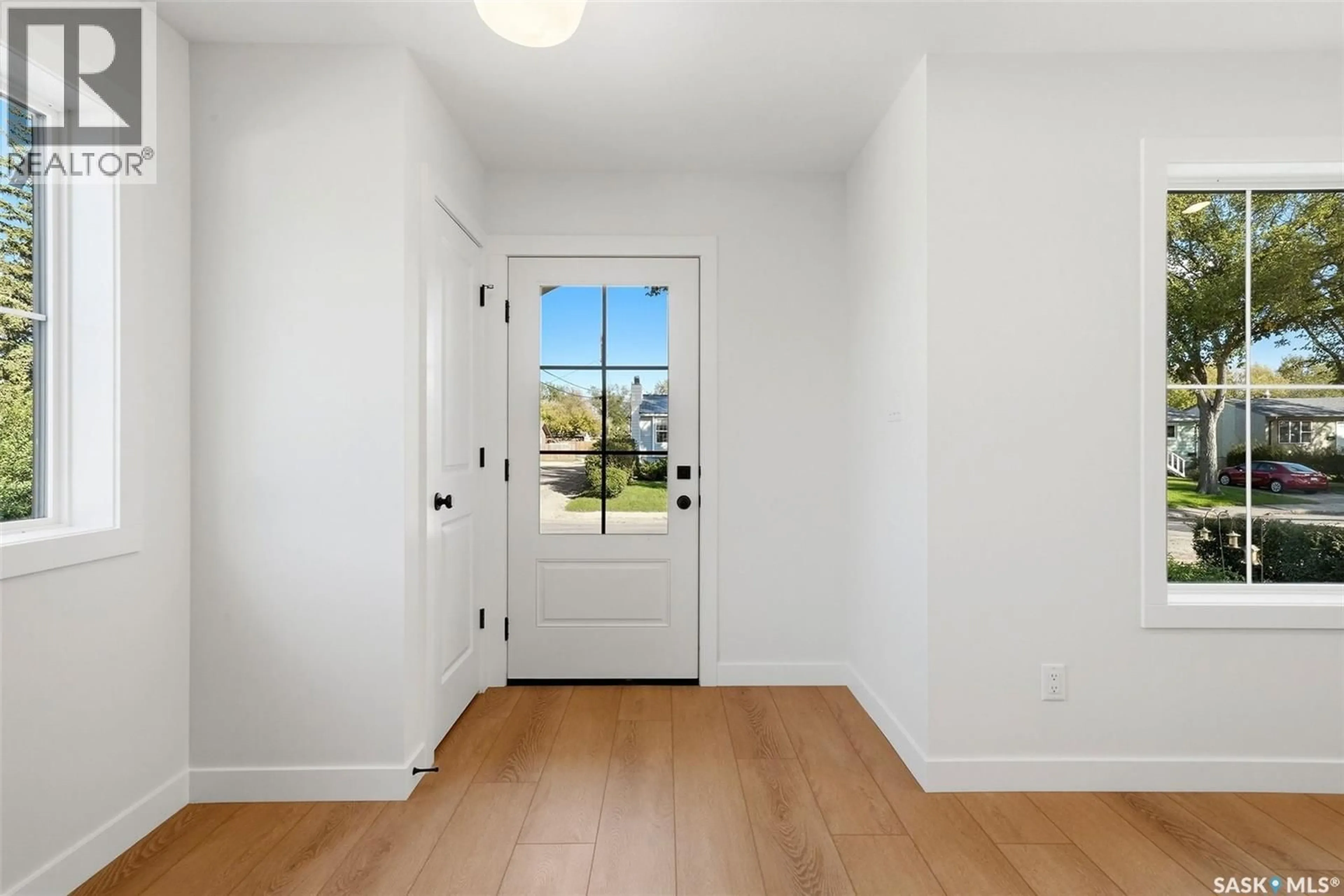 Indoor entryway for 1324 EMPRESS STREET, Regina Saskatchewan S4T5E5