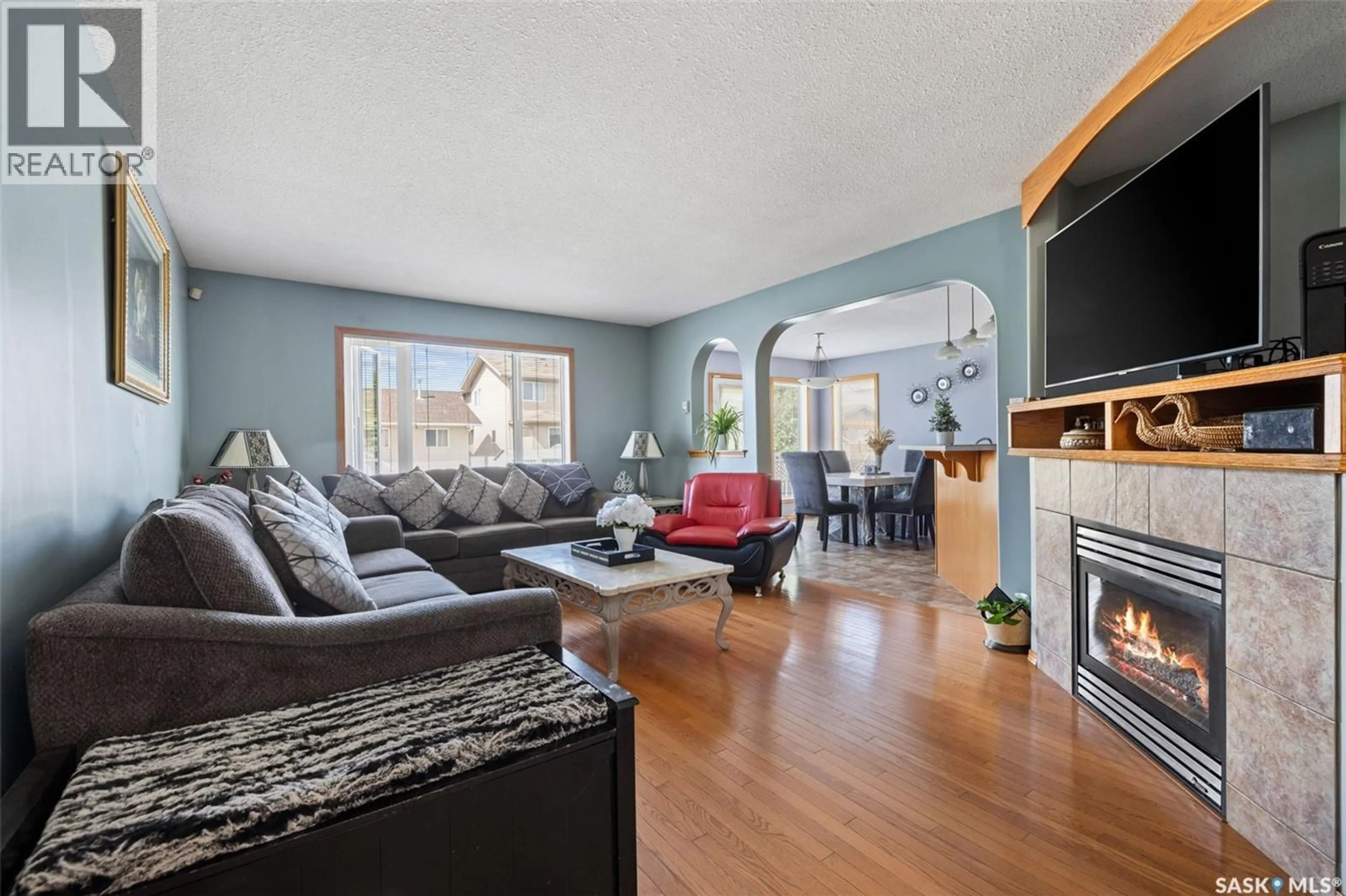 Living room with furniture, unknown for 911 GULL ROAD, Regina Saskatchewan S4N7P9