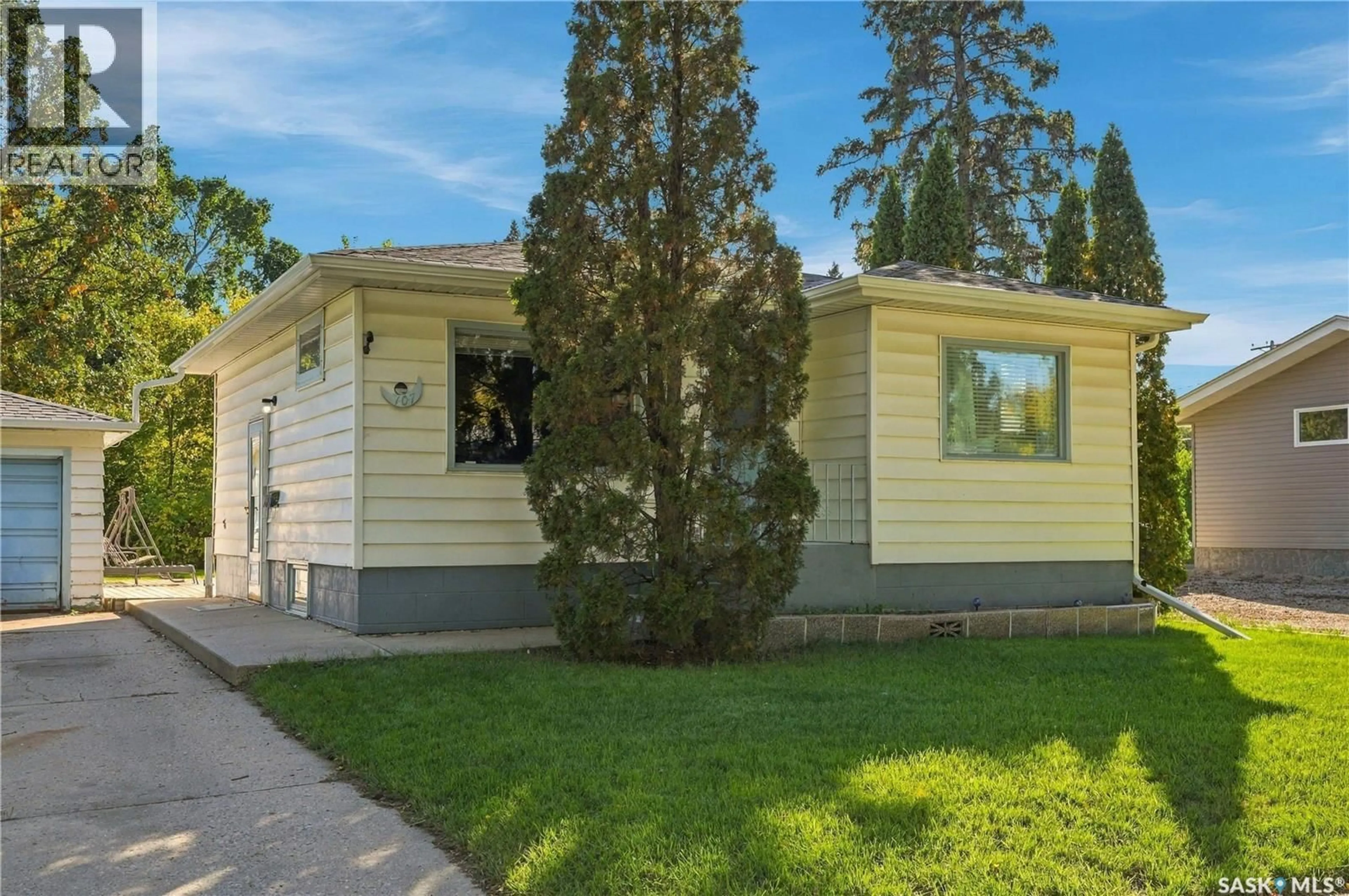 Home with vinyl exterior material, street for 107 106TH STREET, Saskatoon Saskatchewan S7N1N4