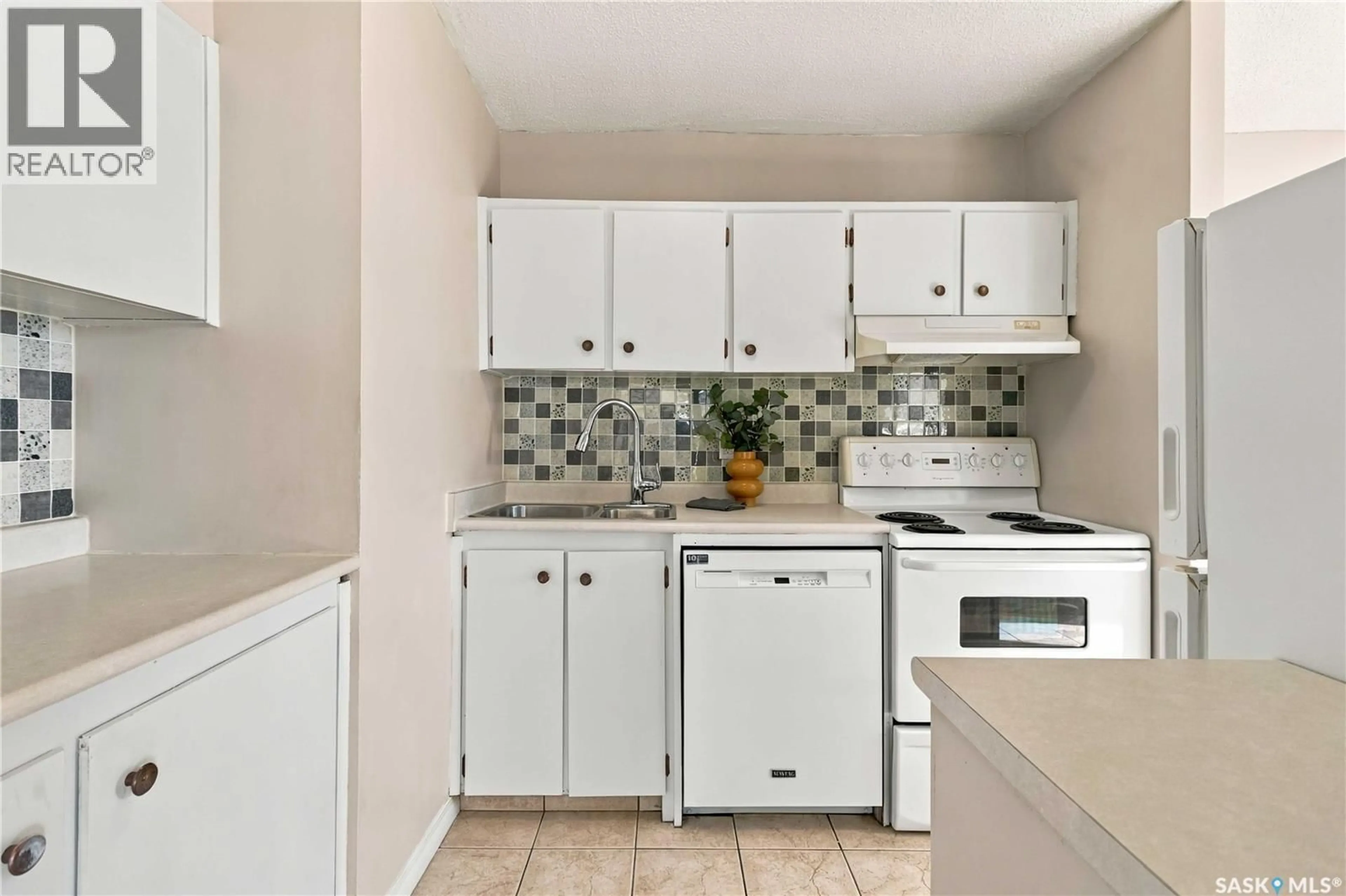Standard kitchen, ceramic/tile floor for 320 - 1907 5TH AVENUE, Saskatoon Saskatchewan S7K2P5