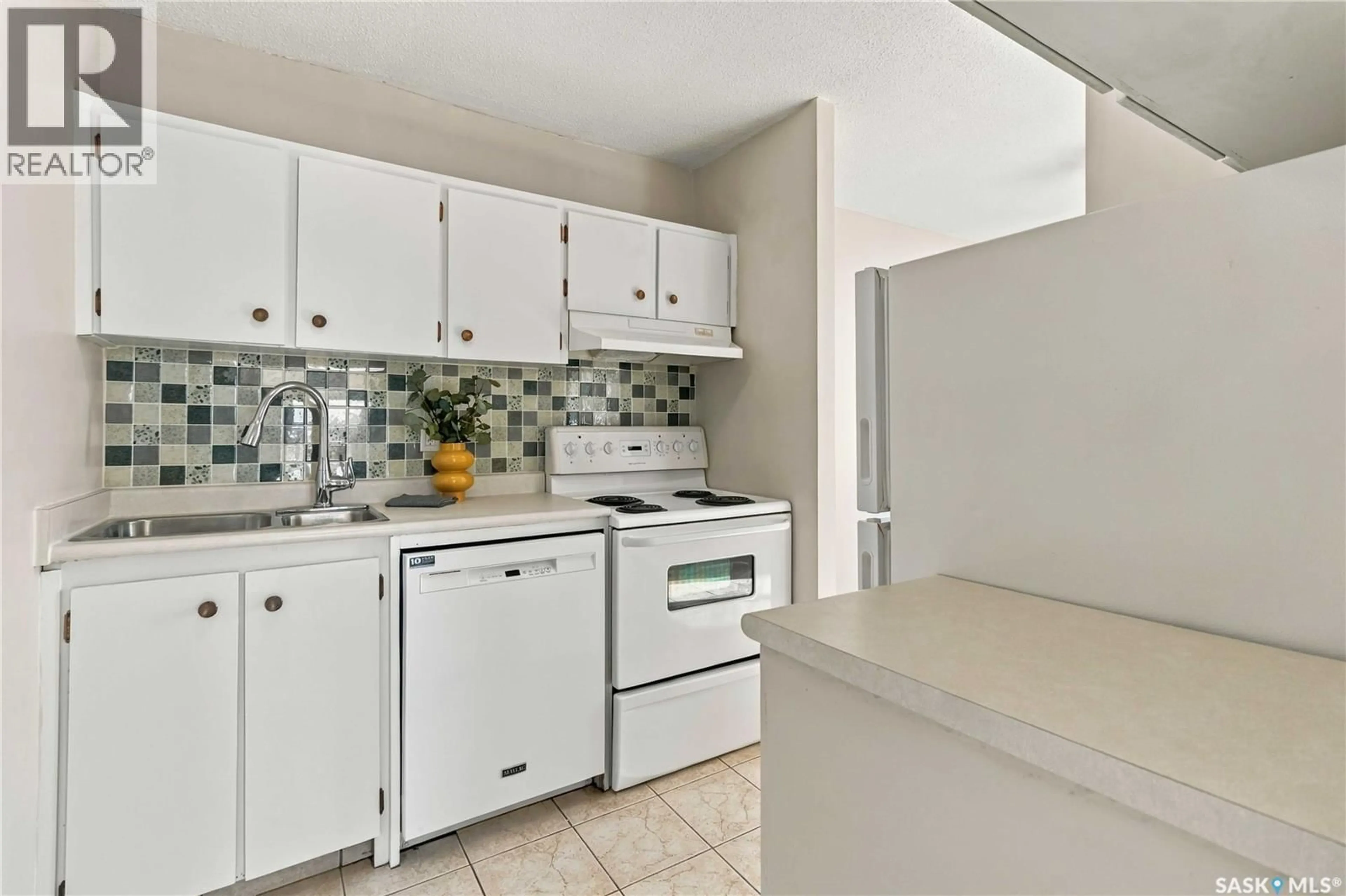 Standard kitchen, ceramic/tile floor for 320 - 1907 5TH AVENUE, Saskatoon Saskatchewan S7K2P5