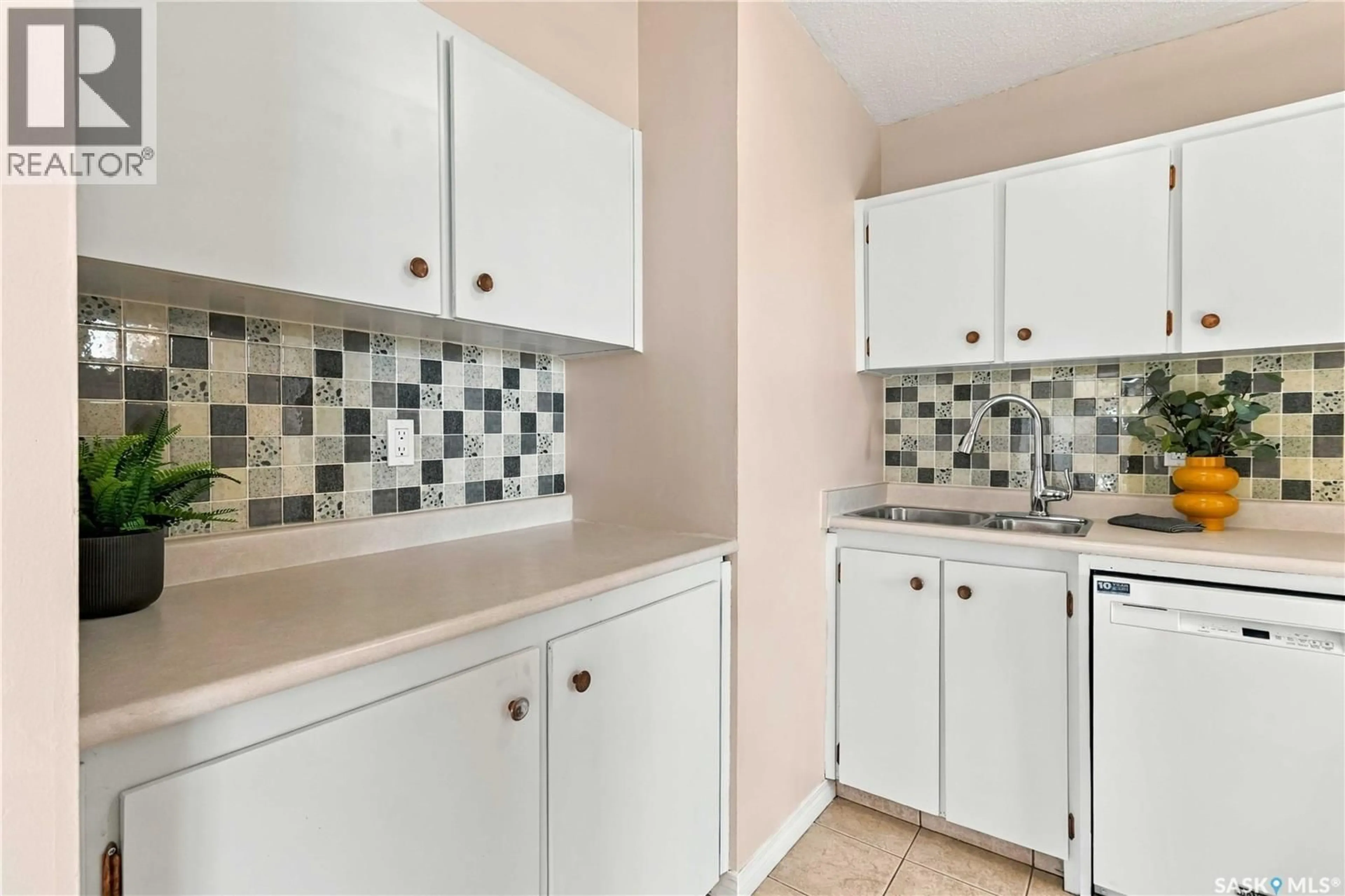 Standard kitchen, ceramic/tile floor for 320 - 1907 5TH AVENUE, Saskatoon Saskatchewan S7K2P5