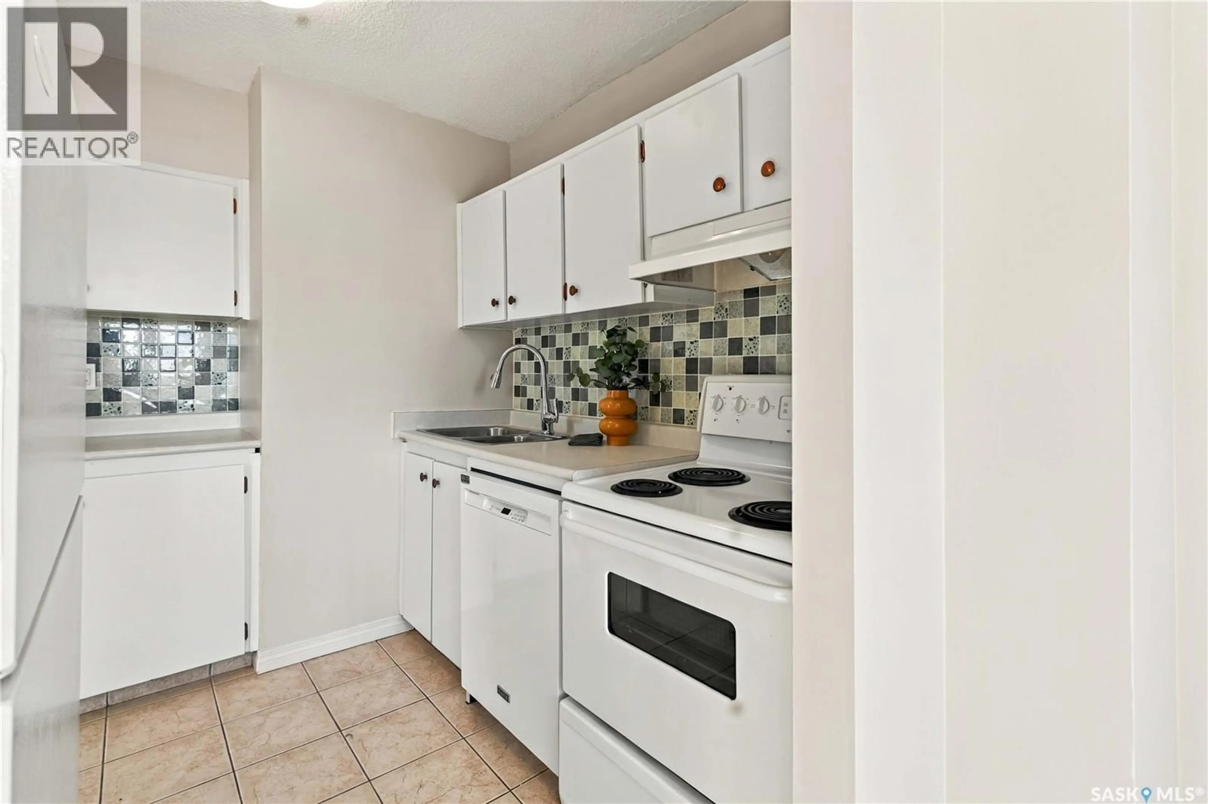 Standard kitchen, ceramic/tile floor for 320 - 1907 5TH AVENUE, Saskatoon Saskatchewan S7K2P5
