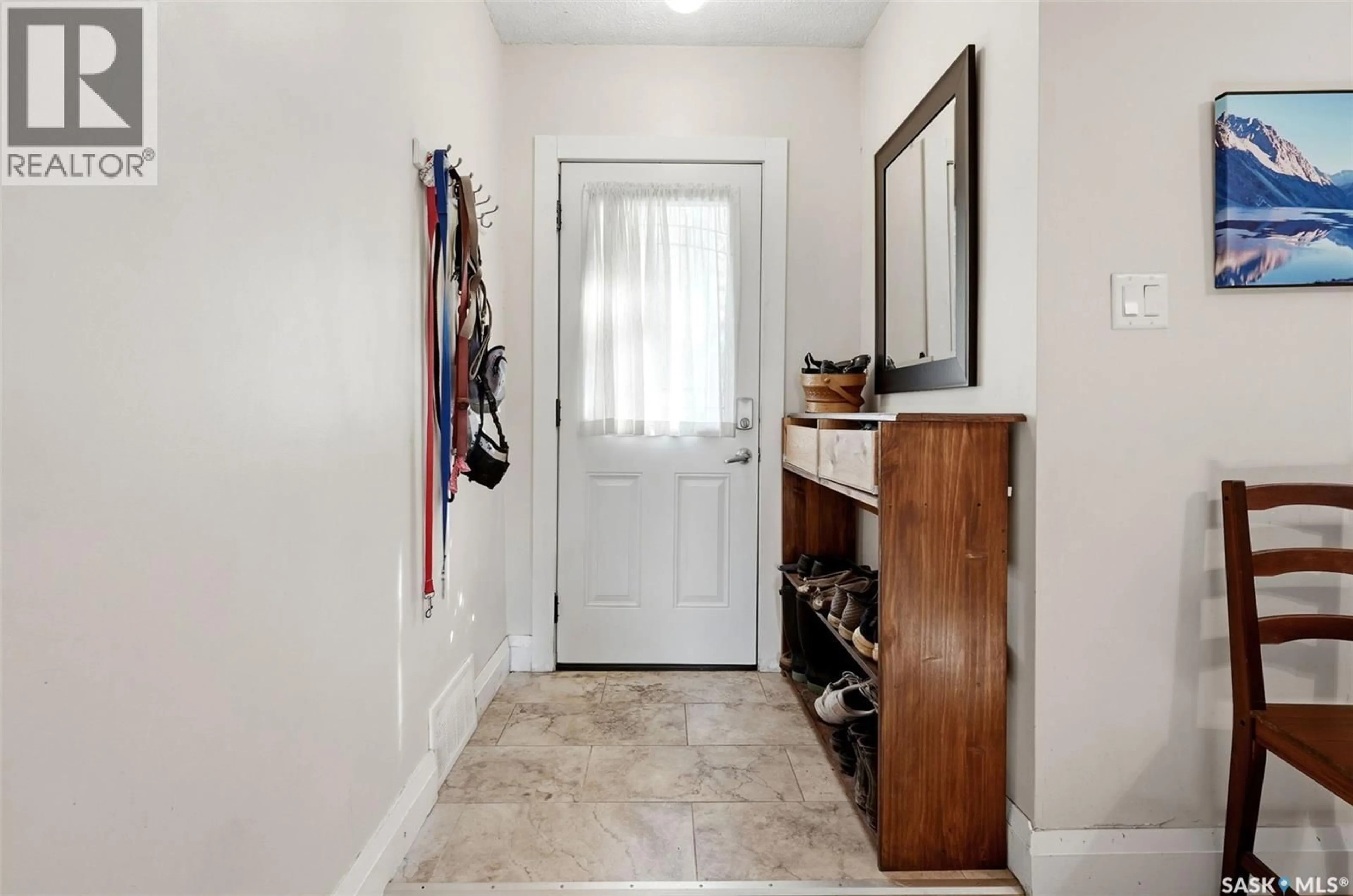 Indoor entryway for 1010 ELPHINSTONE STREET, Regina Saskatchewan S4T3L8