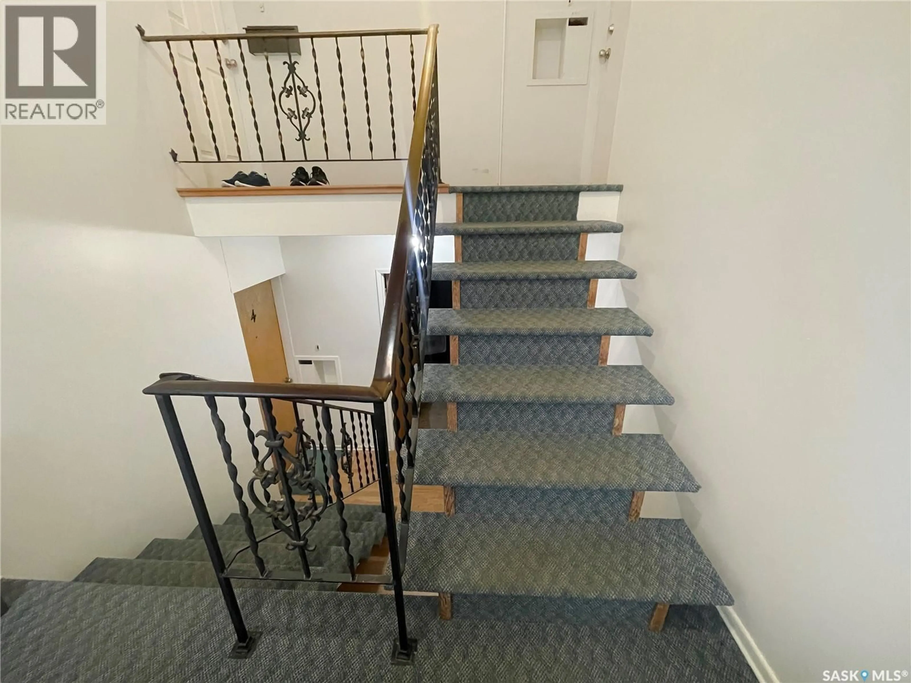 Stairs for 601 6TH AVENUE, Swift Current Saskatchewan S9H2M5