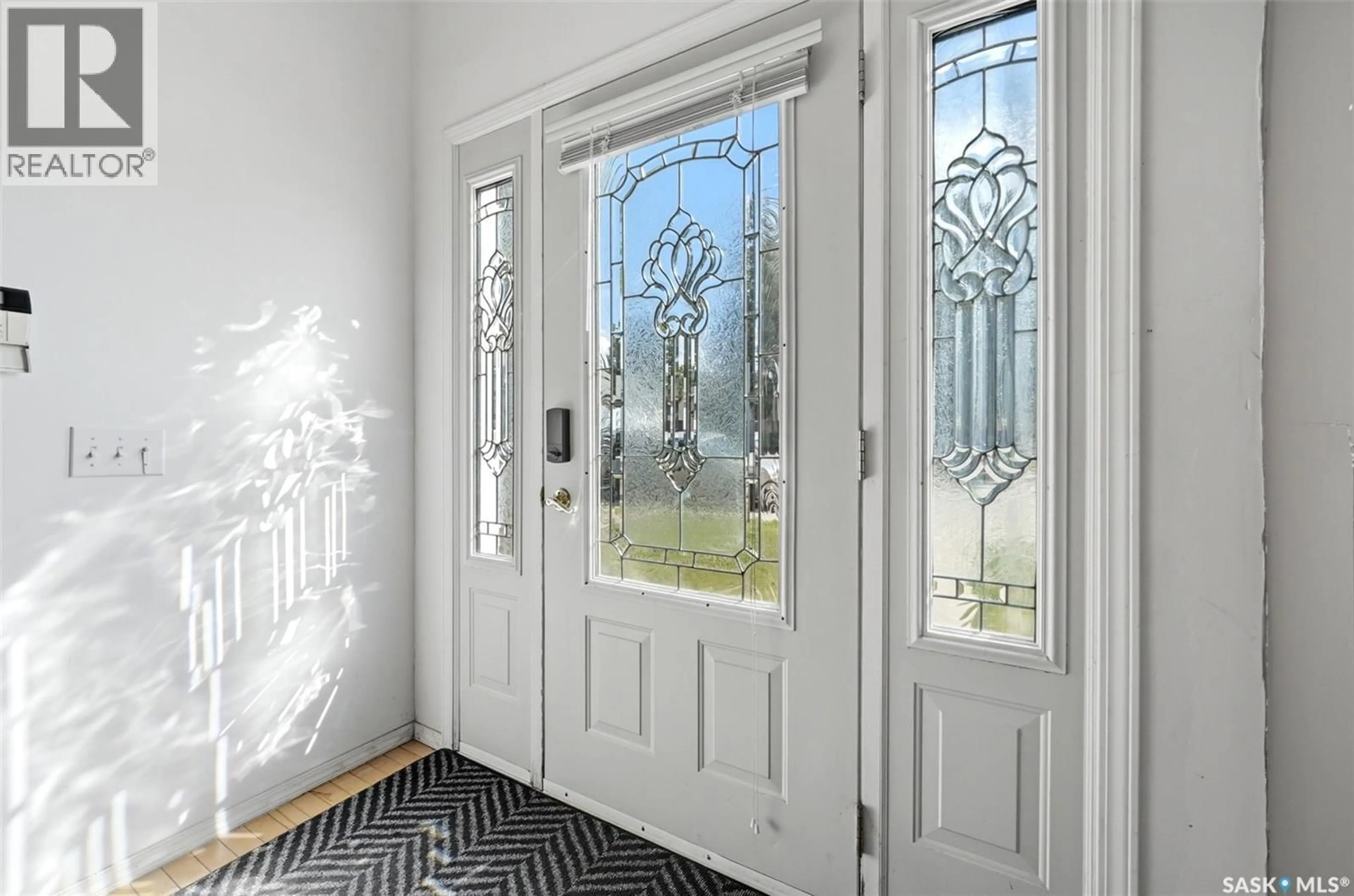 Indoor entryway for 124 COLLEGE AVENUE, Regina Saskatchewan S4N0W5