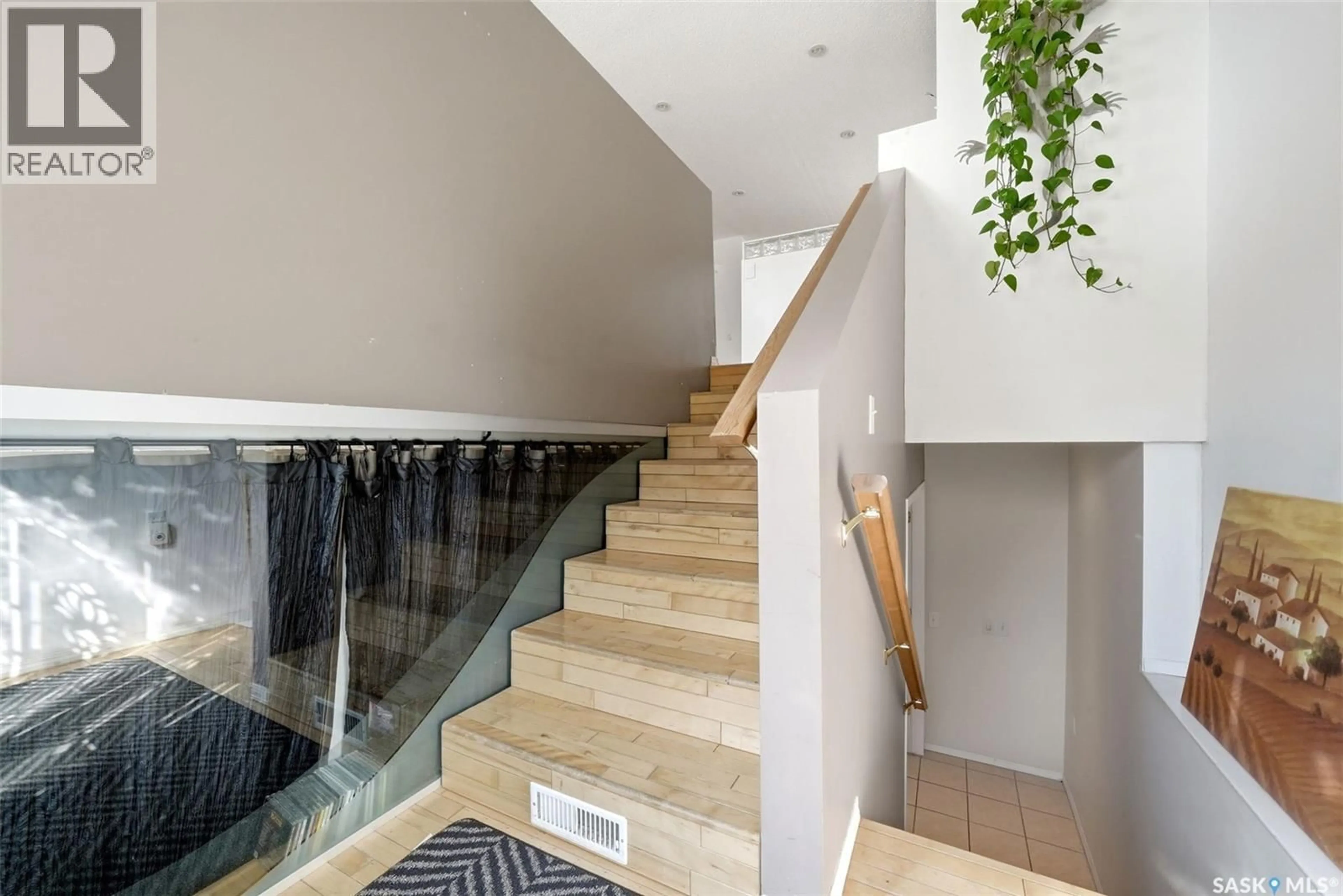 Stairs for 124 COLLEGE AVENUE, Regina Saskatchewan S4N0W5
