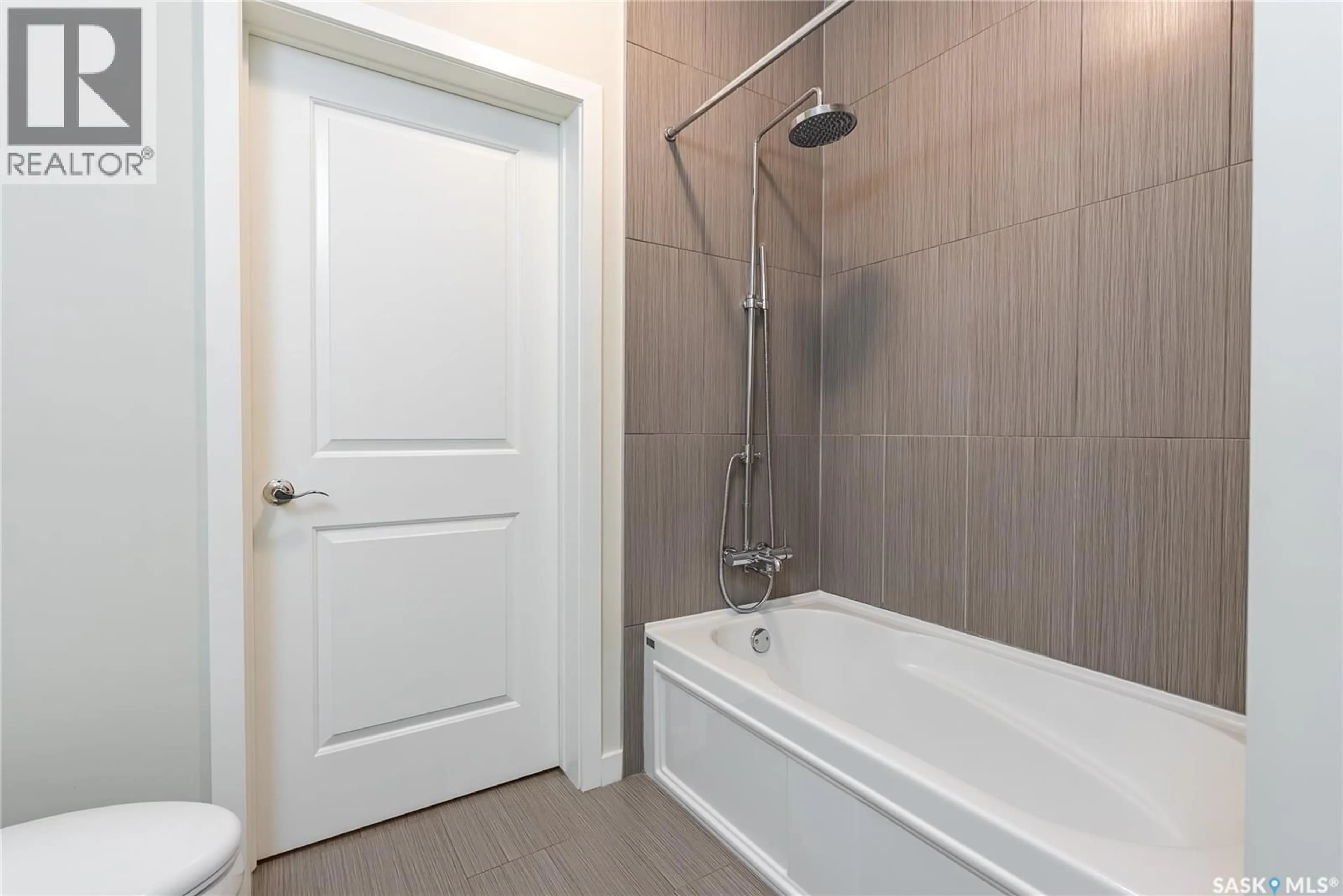 Standard bathroom, ceramic/tile floor for 1015 - 512 PATRICK CRESCENT, Saskatoon Saskatchewan S7W0M4